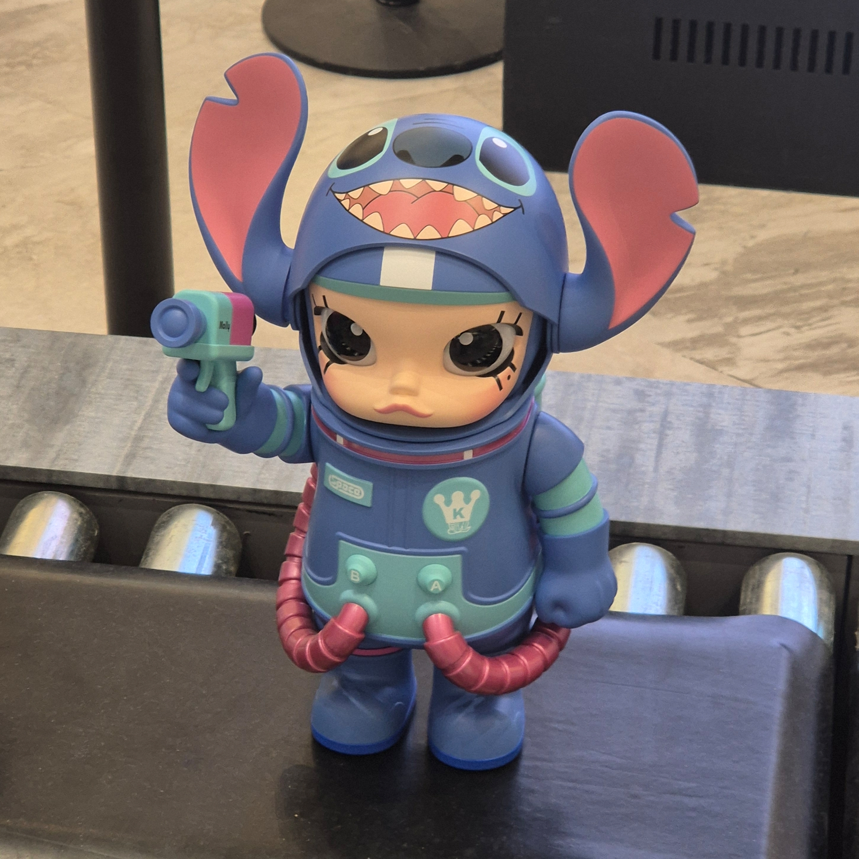 Pop Mart Mega Space Molly Stitch 400% 착용 스타일