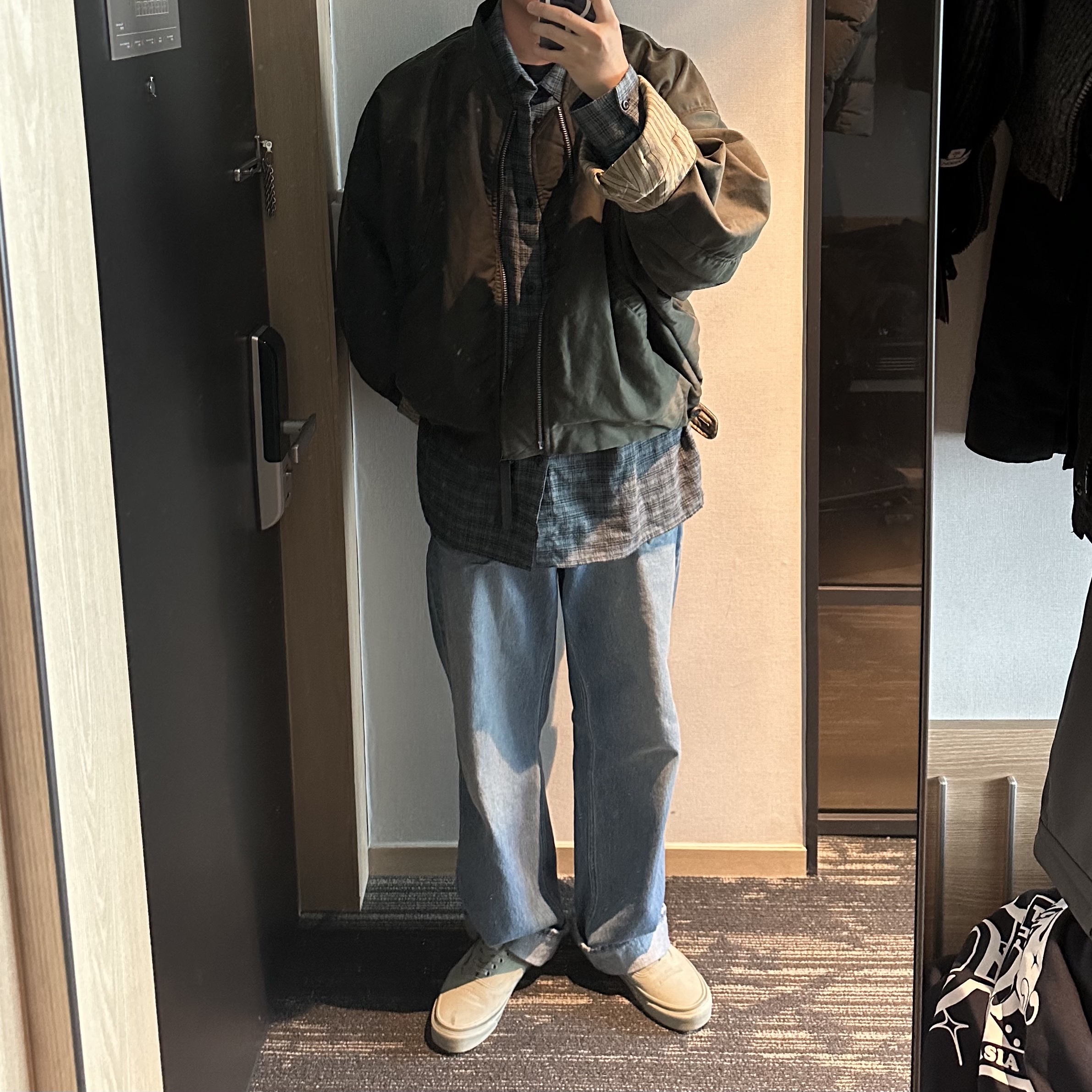 Ziggy Chen Bomber Jacket Khaki - 24FW, Magliano Flattone 3D Jeans 3D Blue 착용 스타일