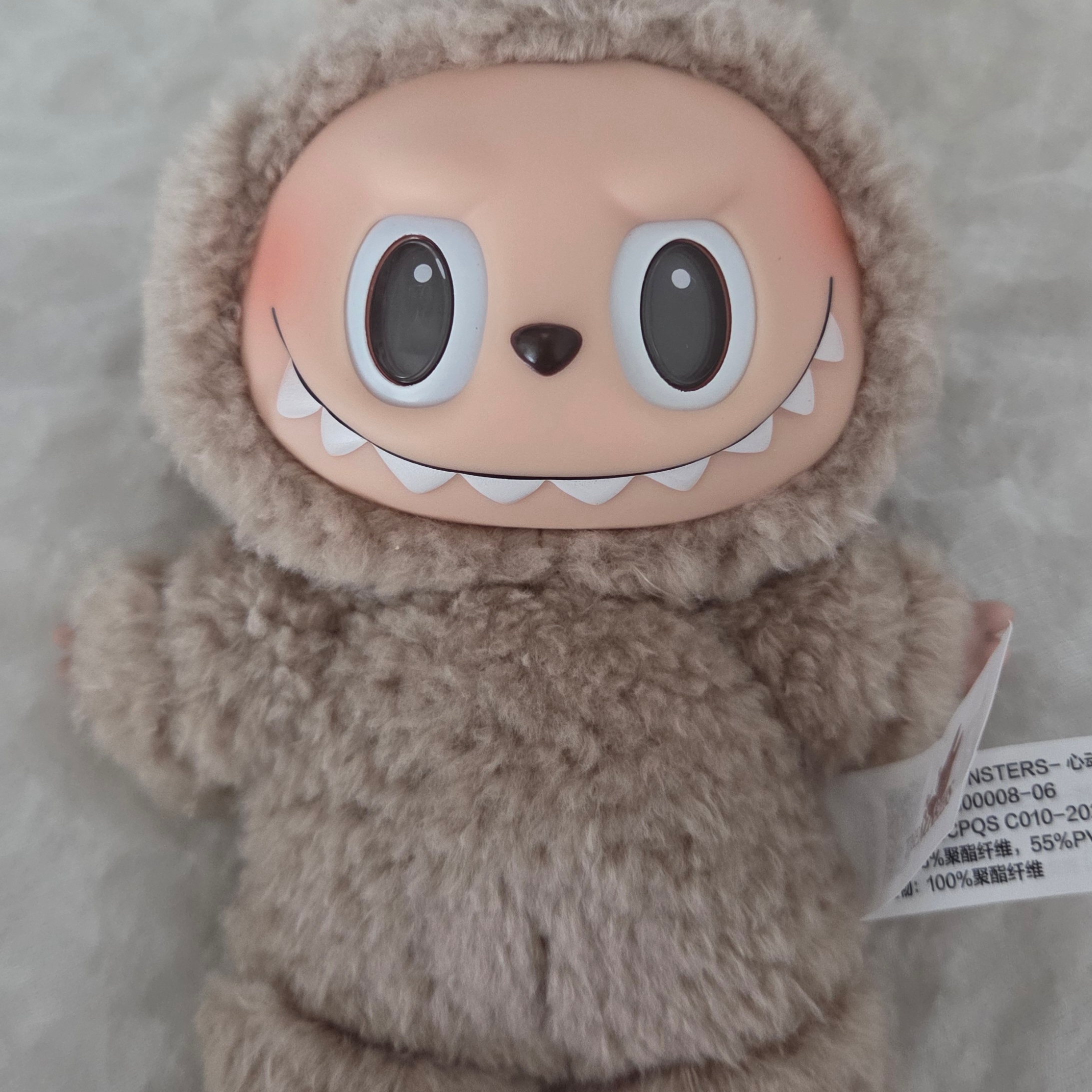 Pop Mart Labubu The Monsters Labubu Tasty Macarons Series Toffe Keyring (Opened Case) 착용 스타일