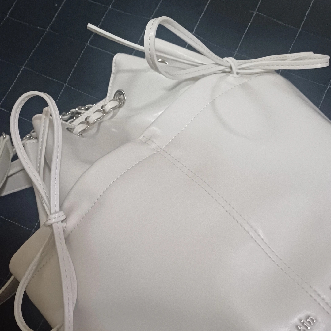 Matin Kim Draw String Ribbon Back Pack Ivory 착용 스타일 - 2