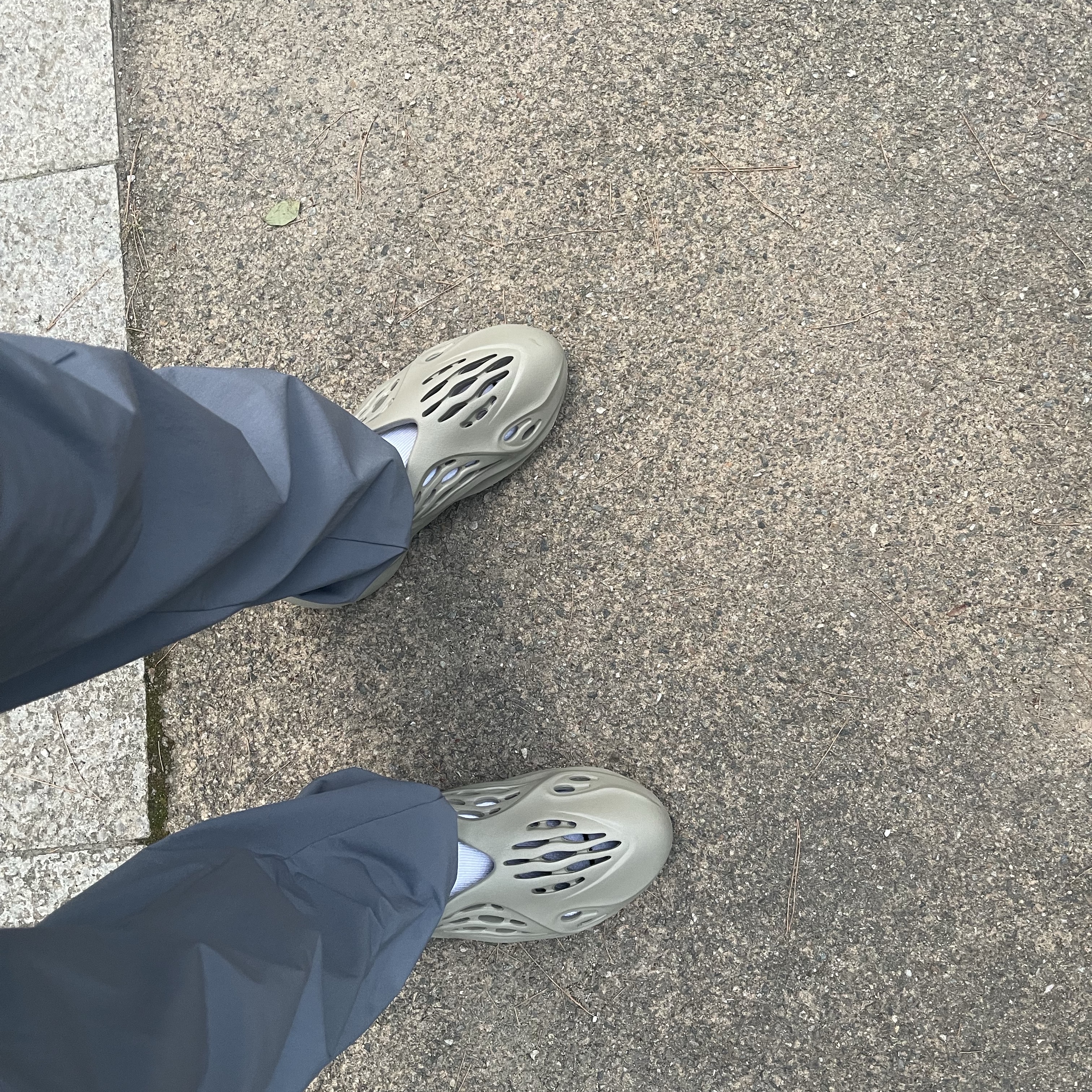 Adidas Yeezy Foam RNNR Stone Salt 착용 스타일