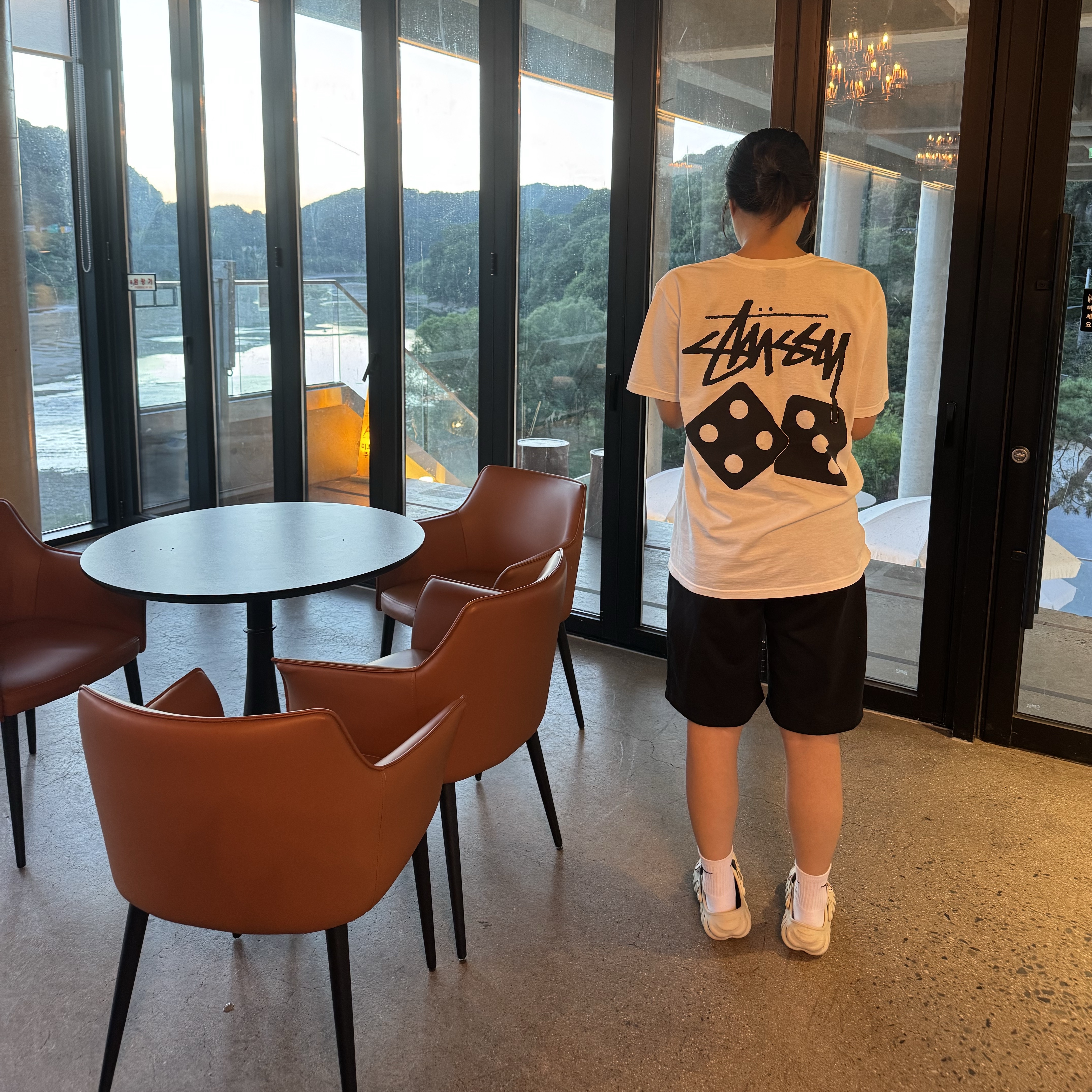 Stussy Dice Pigment Dyed T-Shirt Natural, Crocs Echo Clog Bone Black 착용 스타일