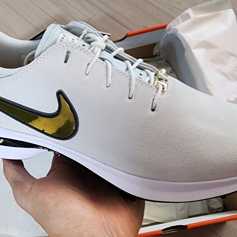 Nike Air Zoom Victory Tour 3 NRG Wide White Metallic Silver 착용 스타일