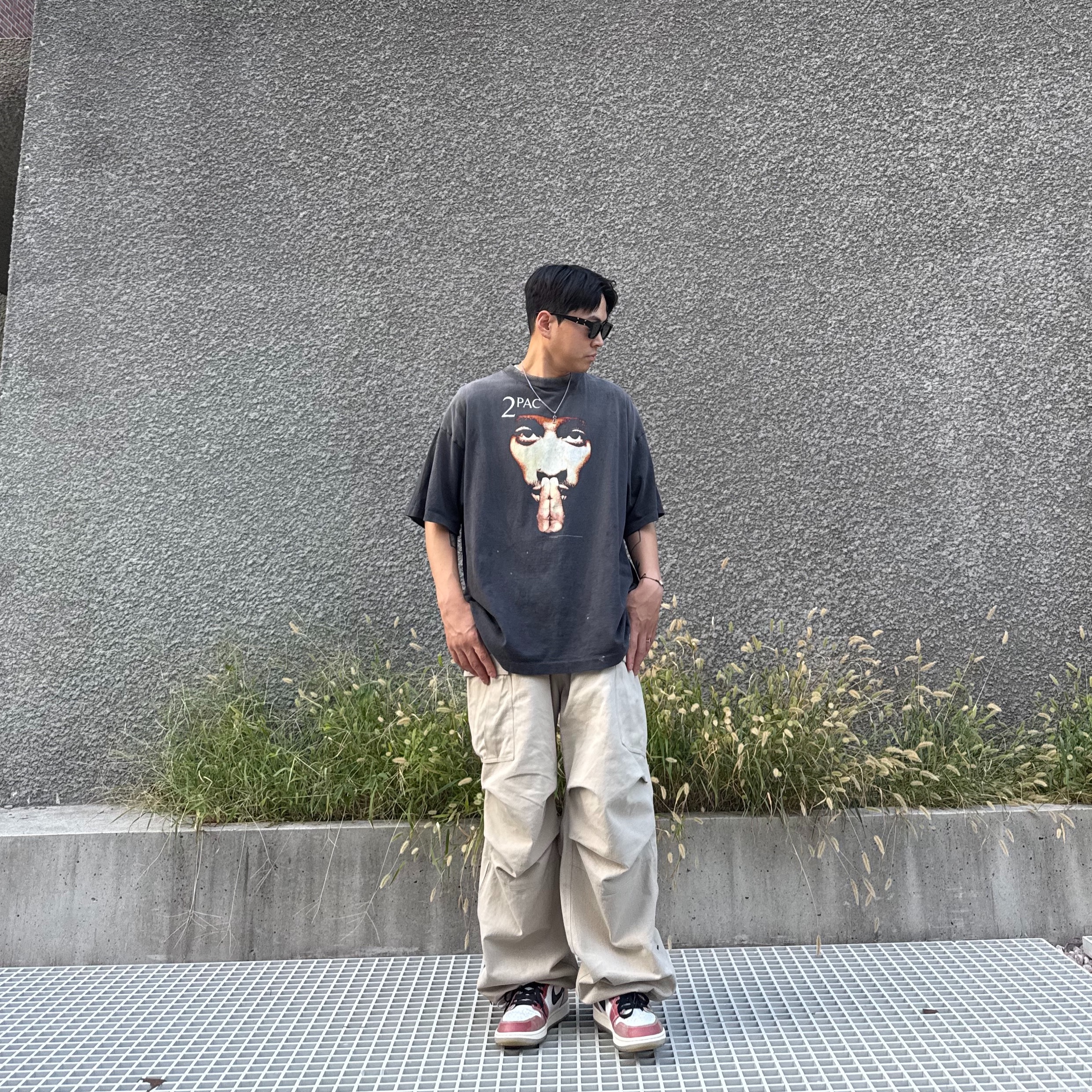 Nonnod Side Zip Cargo Pants Beige, Saint Mxxxxxx x 2Pac S/S T-Shirt Black - 25SS 착용 스타일