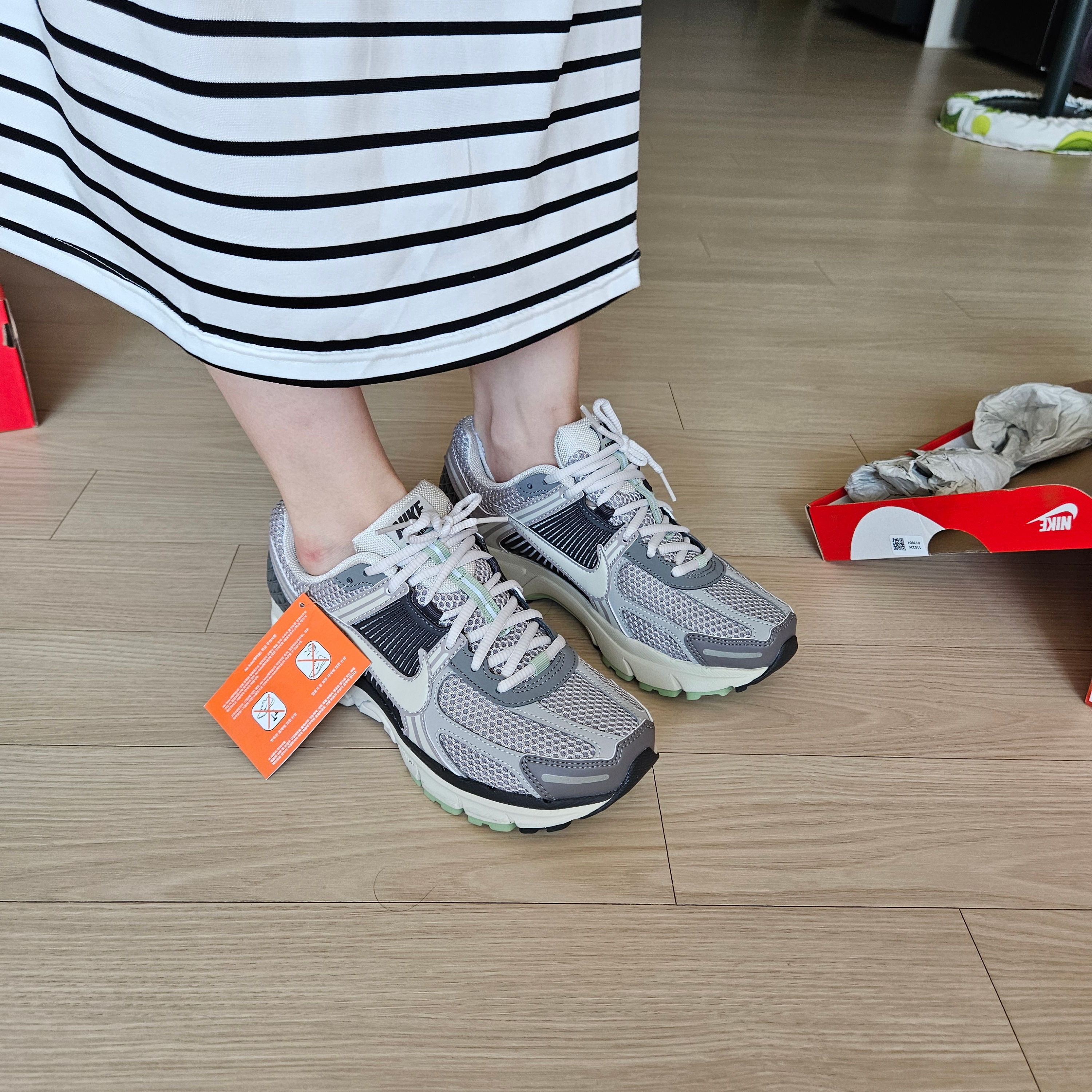 (W) Nike Zoom Vomero 5 Cobblestone and Flat Pewter 착용 스타일 - 3