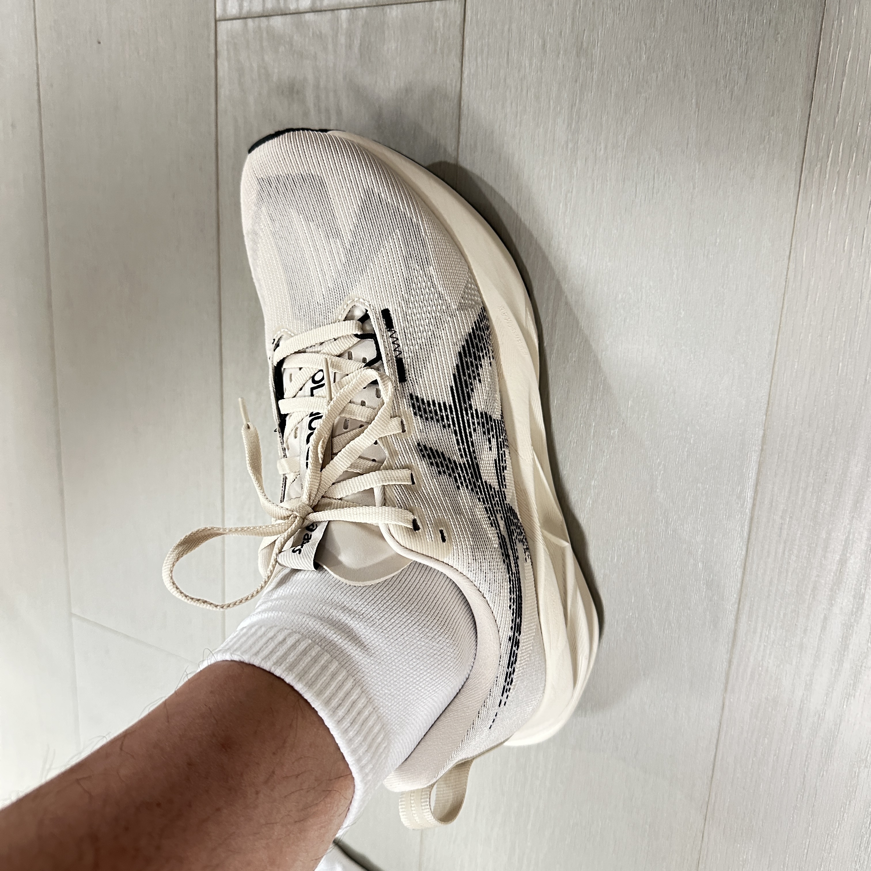 Asics Novablast 5 Oatmeal Black - D Standard 착용 스타일 - 3