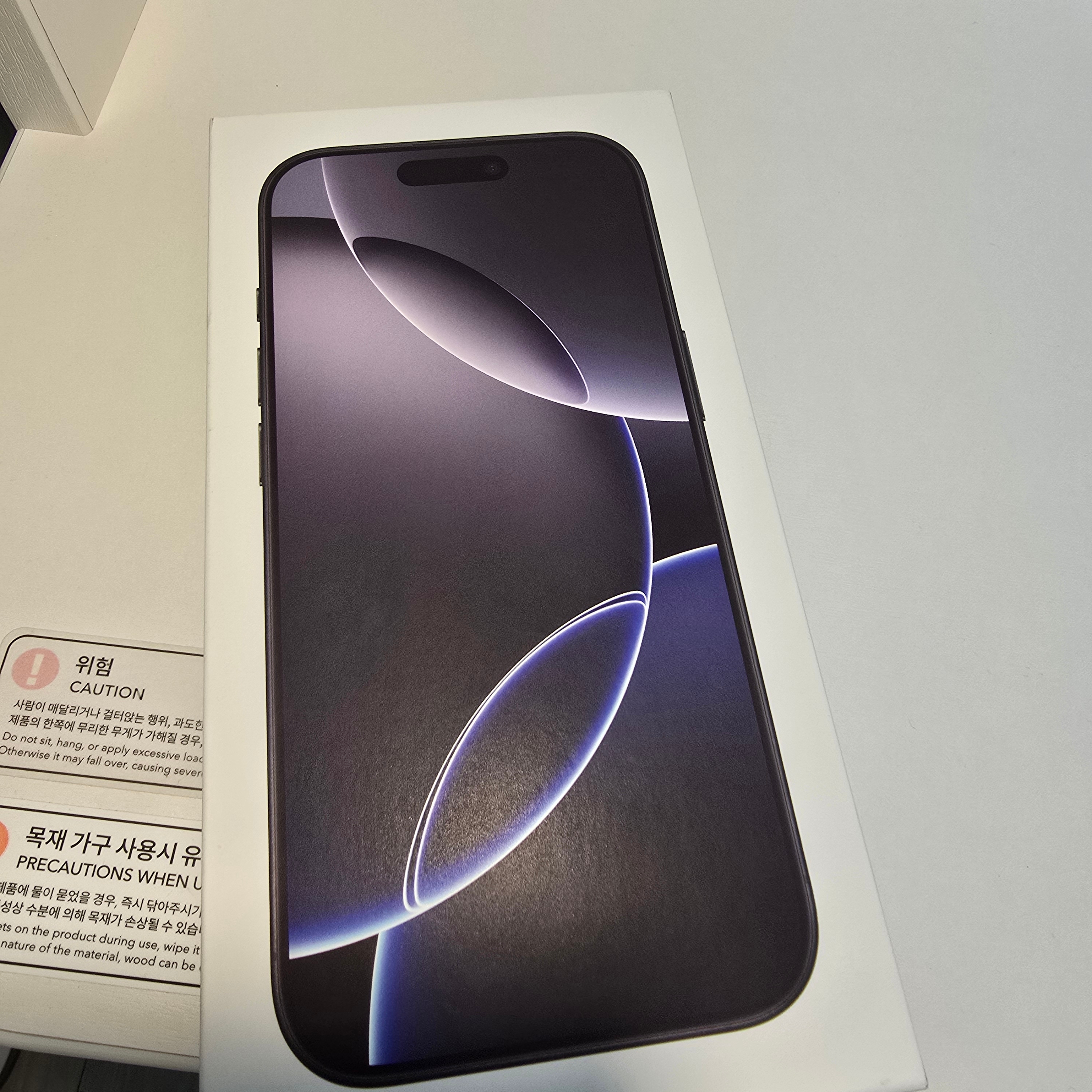 Apple iPhone 16 Pro 256GB Black Titanium (Korean Ver.) 착용 스타일 - 3