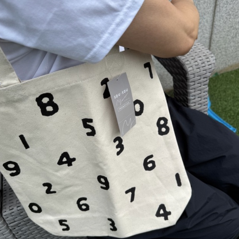 Sou Sou Promotion Canvas Medium Tote Bag White 착용 스타일