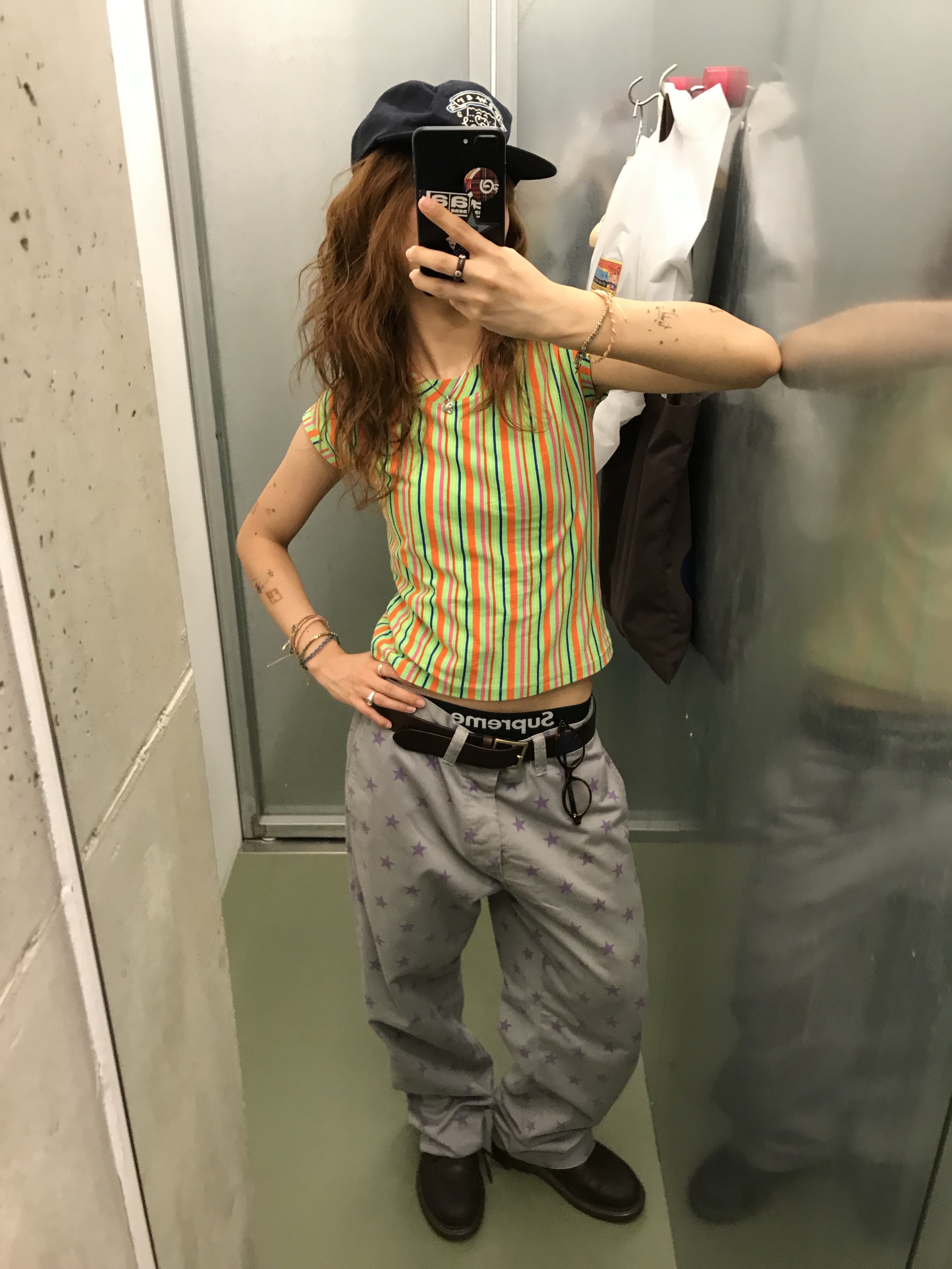 Supreme Chino Pants Grey Stars - 22SS, Supreme Hanes Boxer Briefs Black (4 Pack) 착용 스타일 - 2