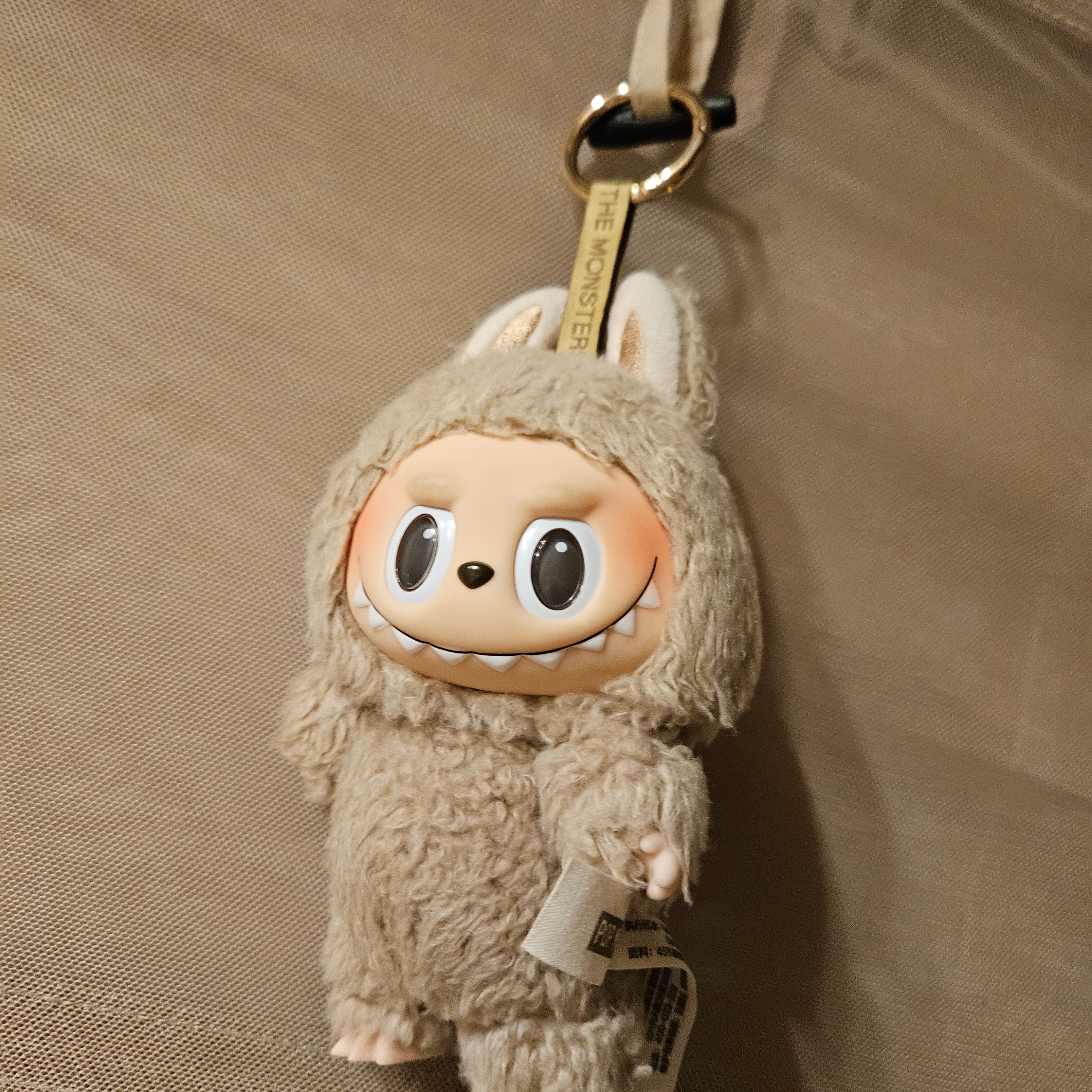 Pop Mart Labubu The Monsters Labubu Tasty Macarons Series Toffe Keyring, Starbucks x Lacoste Multiple Bag Ivory 착용 스타일 - 4