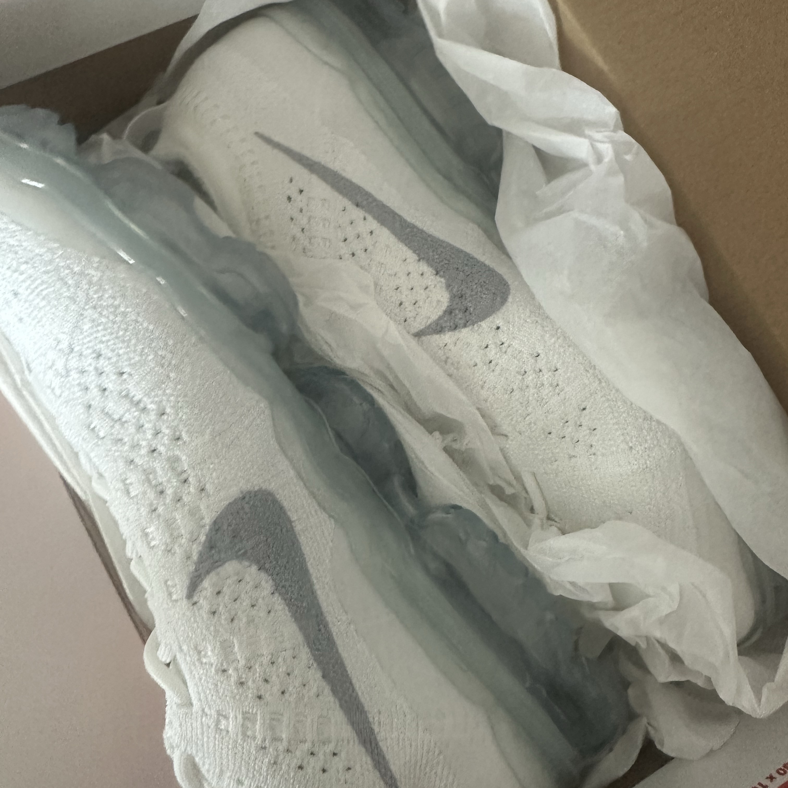 (W) Nike Air Vapormax 2023 Flyknit White 착용 스타일 - 2