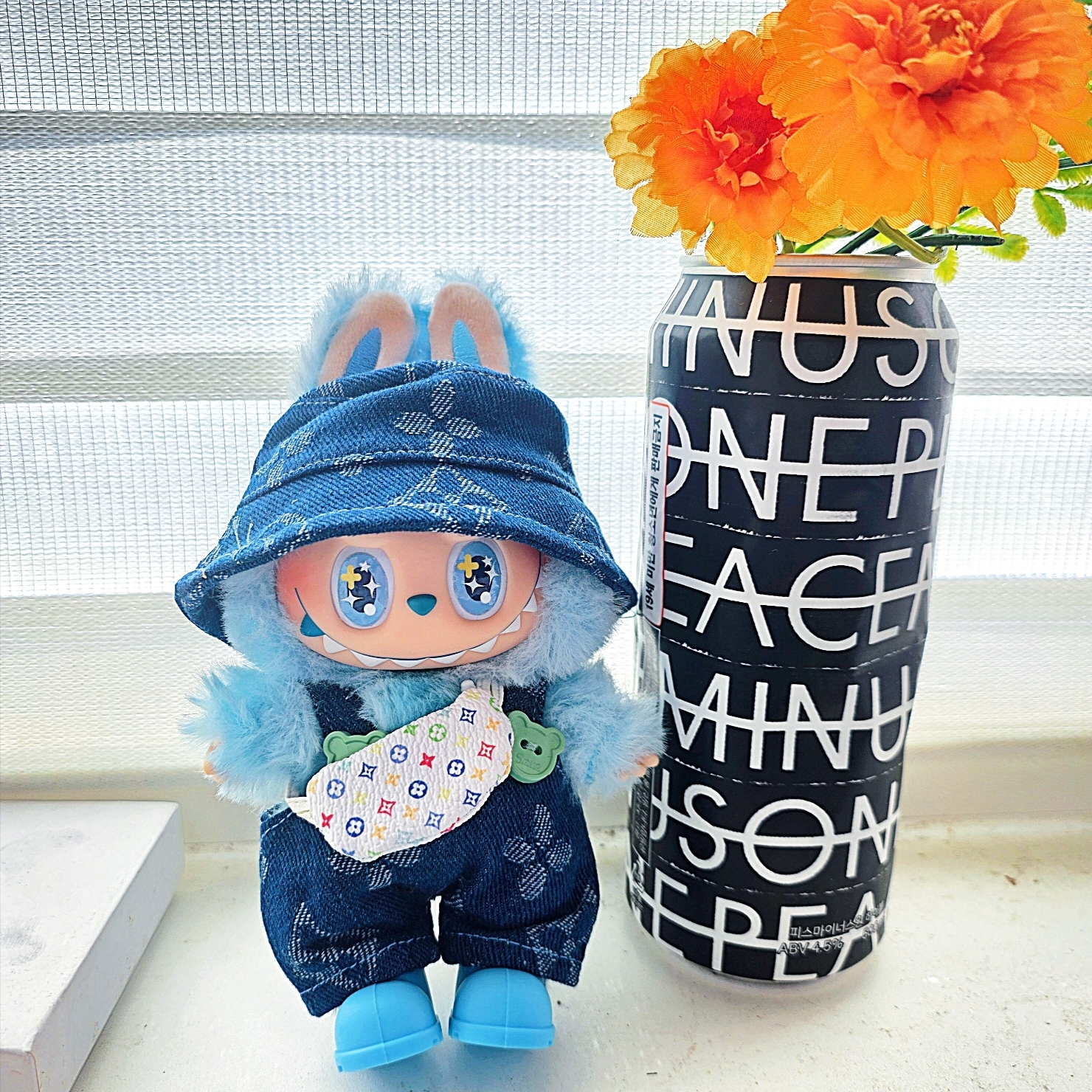 Louis Vuitton Envelope Business Card Holder Monogram, Pop Mart Labubu The Monsters Highlight Series Hope Keyring (Opened Case) 착용 스타일