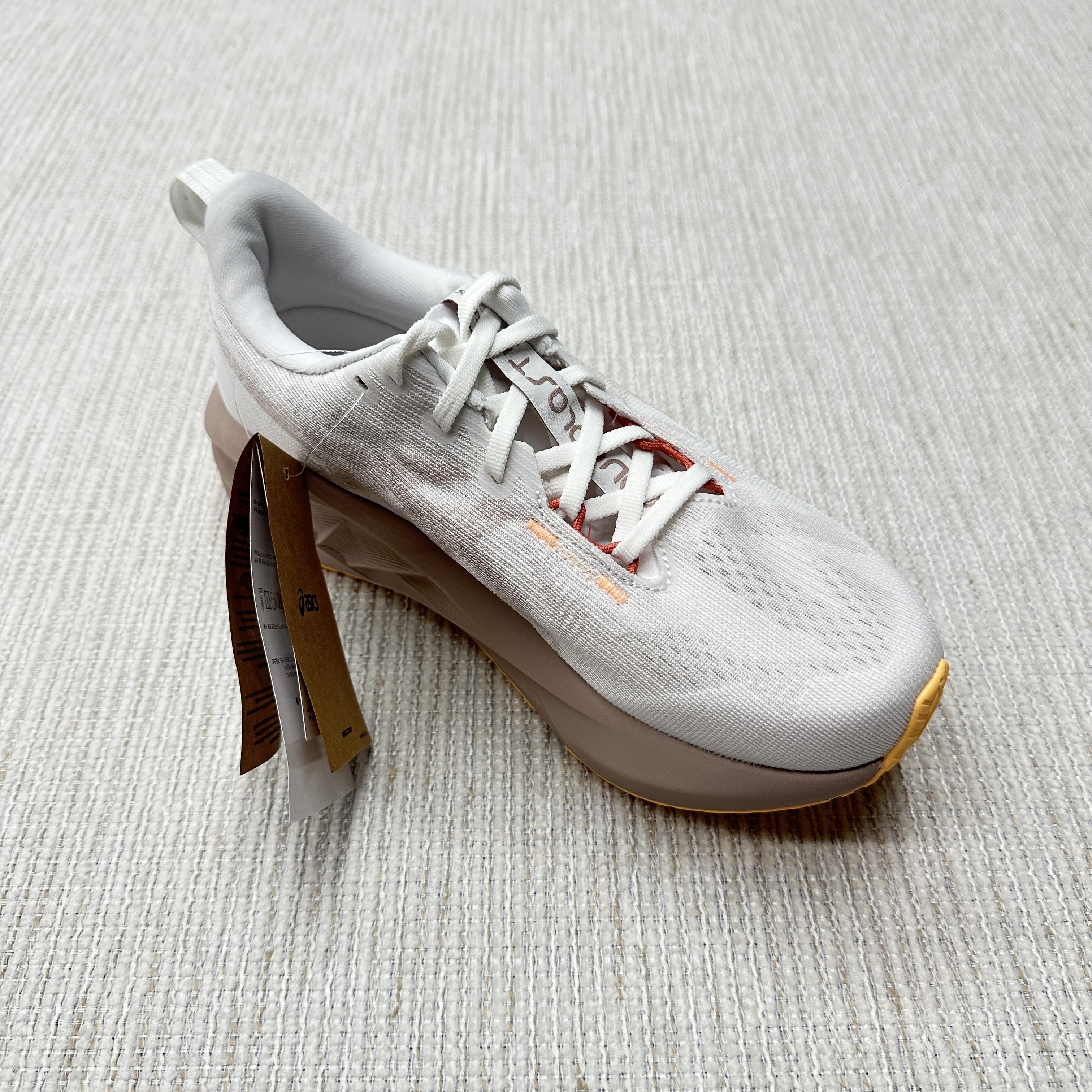 (W) Asics Novablast 5 White Fawn - D Wide 착용 스타일 - 2