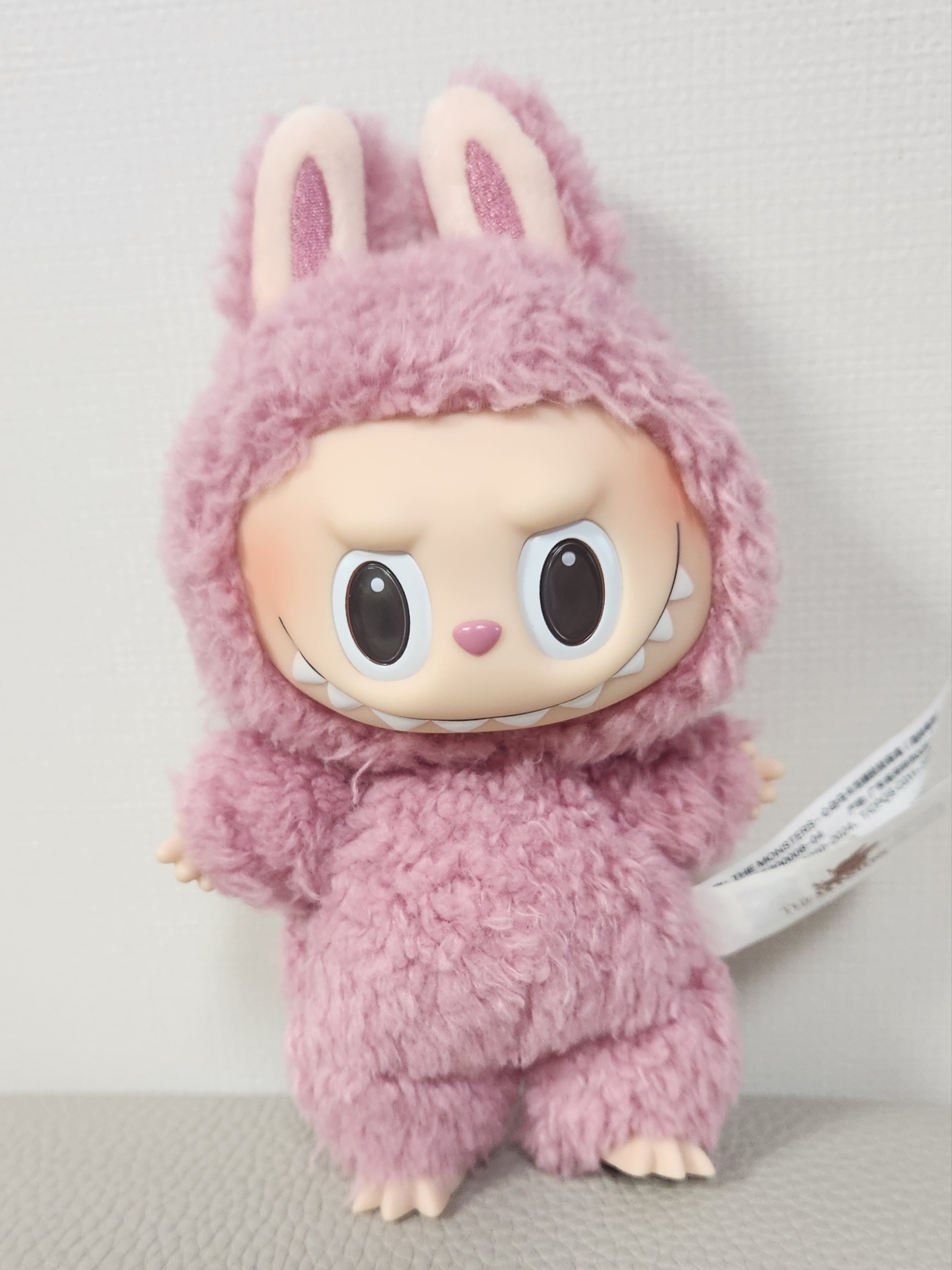 Pop Mart Labubu The Monsters Labubu Tasty Macarons Series Lyche Berry Keyring 착용 스타일
