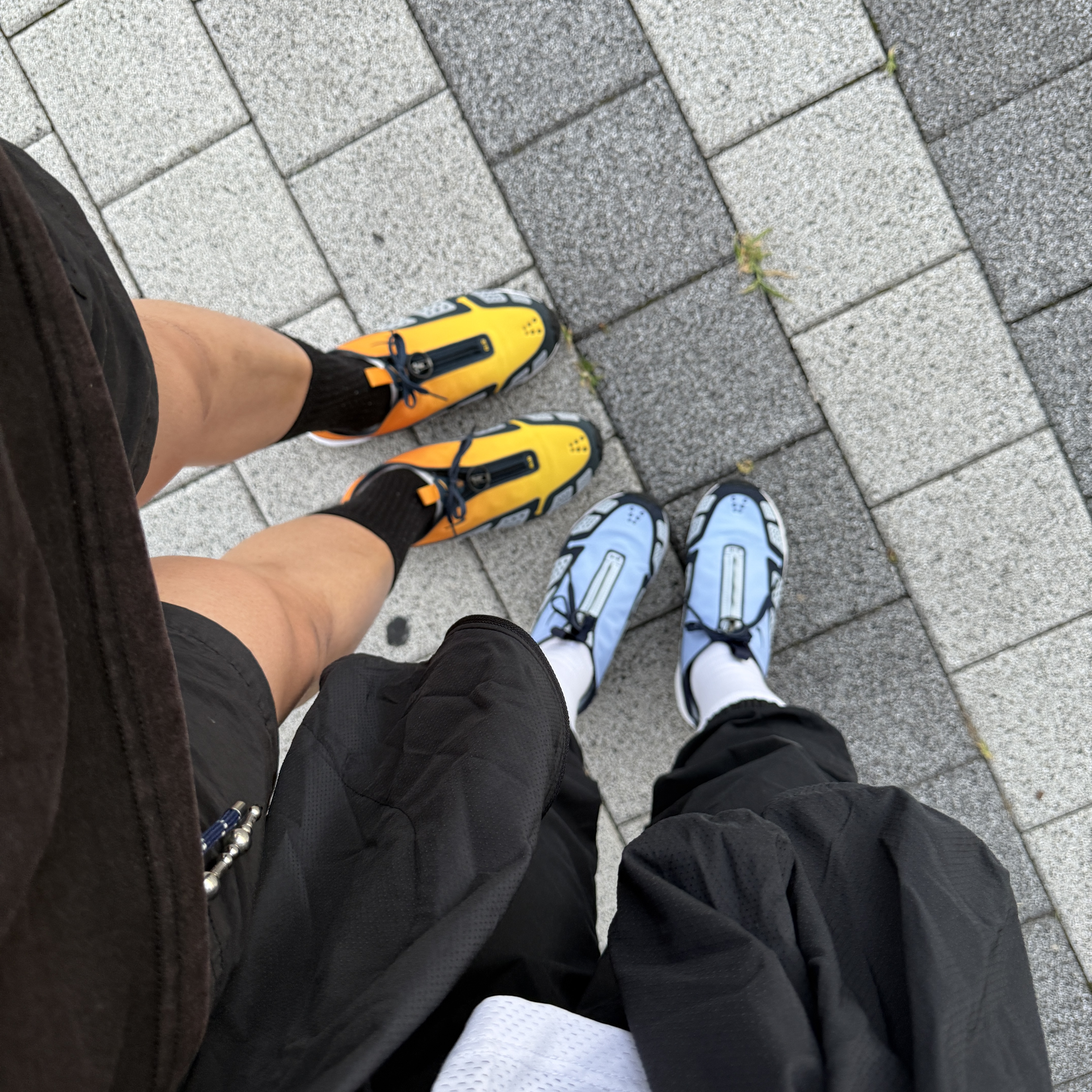 (W) Nike Air Max SNDR Blue Ice Obsidian Blue, (W) Nike Air Max SNDR Canyon Gold and Deep Ocean 착용 스타일