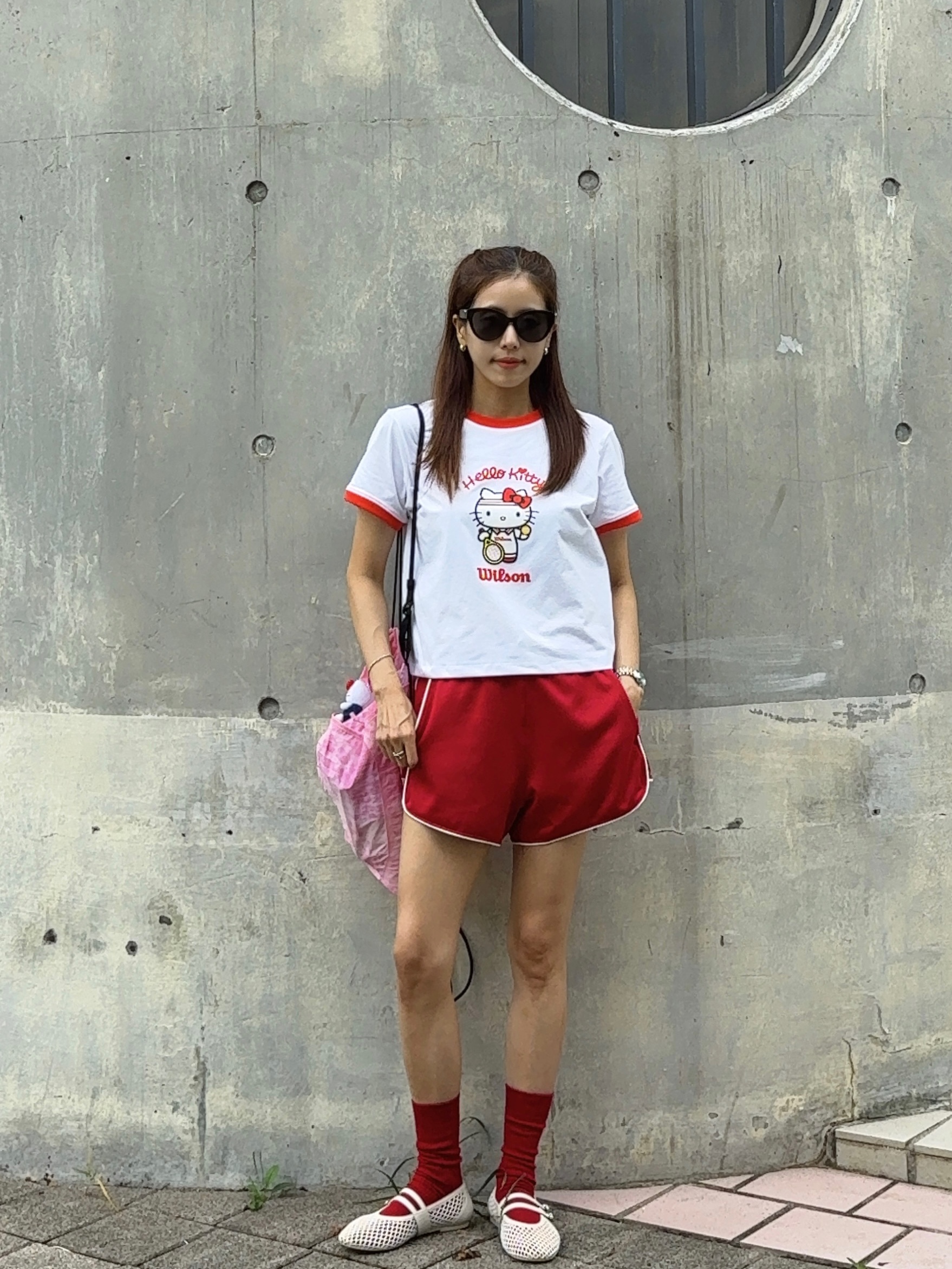 (W) Wilson x Sanrio Characters Hello Kitty Graphic Ringer Crop T-Shirt White, Chanel Butterfly Sunglasses Acetate & Black Frame Grey Lenses Asian Fit 착용 스타일 - 1