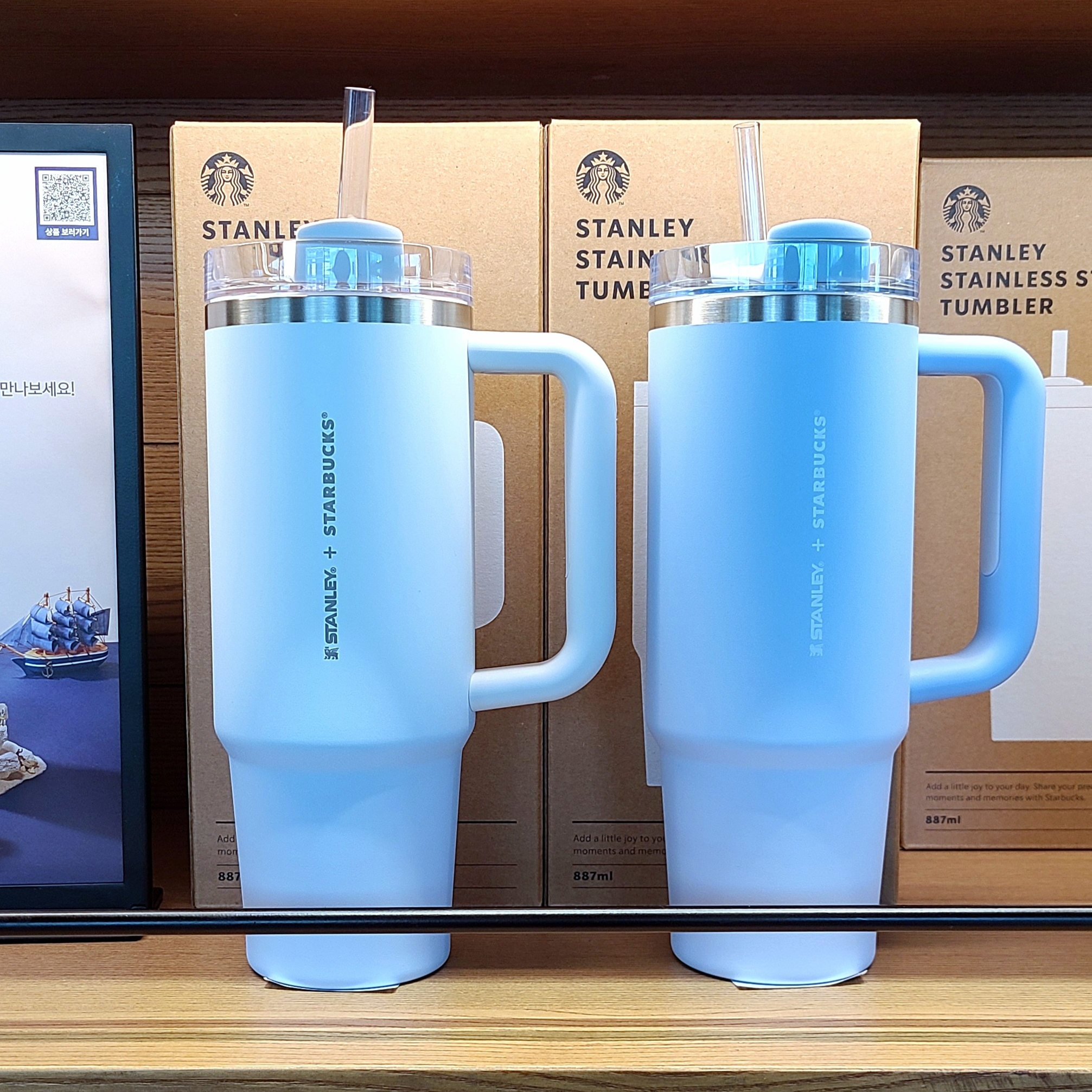 Starbucks SS Stanley White Quencher 887ml, Starbucks SS Stanley Blue Quencher 887ml 착용 스타일 - 1