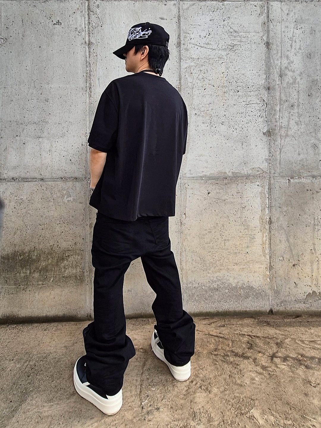 Undermycar Mu.103 Anti Fxxking Logo Play Wide Crop T-Shirts Black, Undermycar Mu.30 Anti Fxxking Logo Play Stretch Flare Black Jeans 착용 스타일 - 1