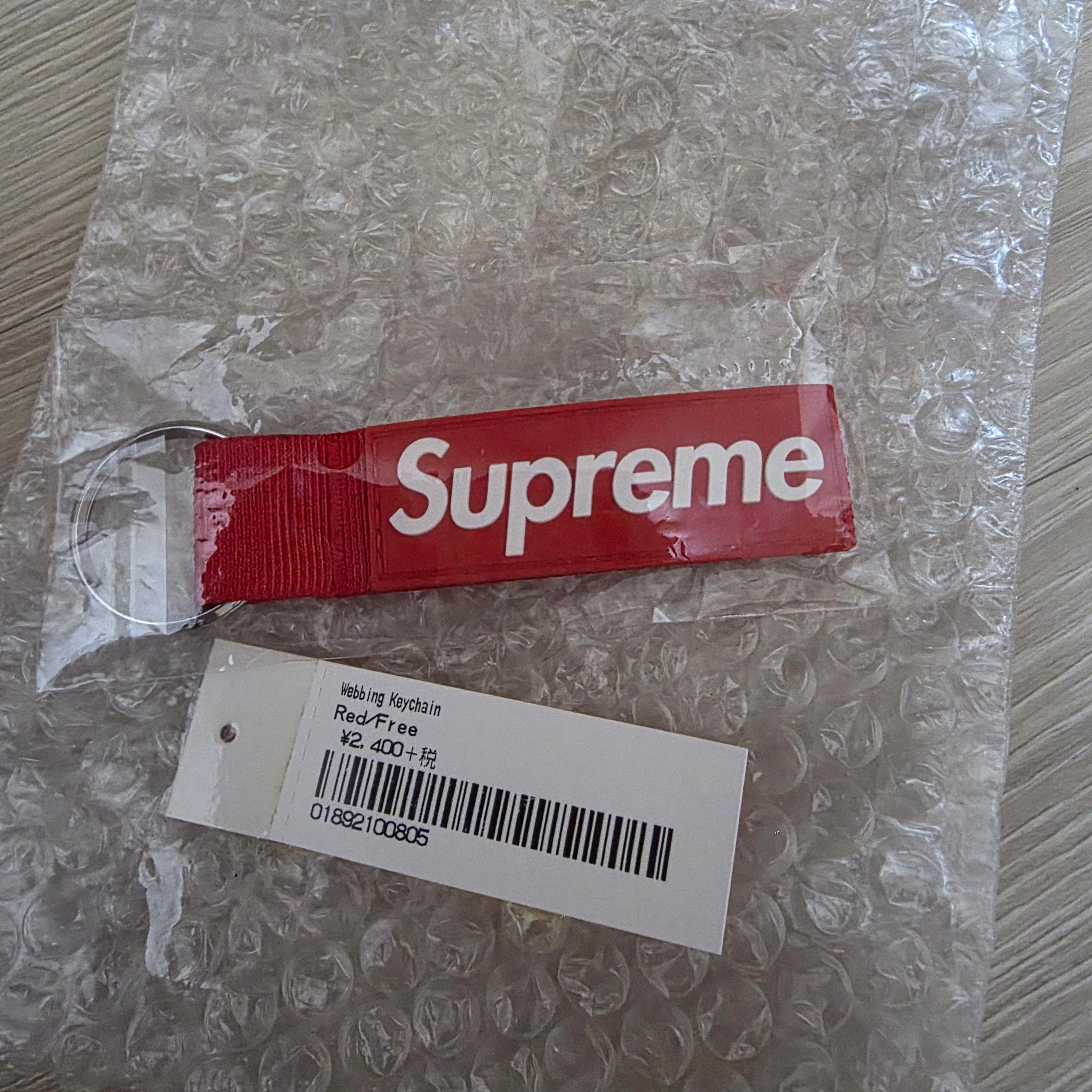 Supreme Webbing Keychain Red - 20FW 착용 스타일