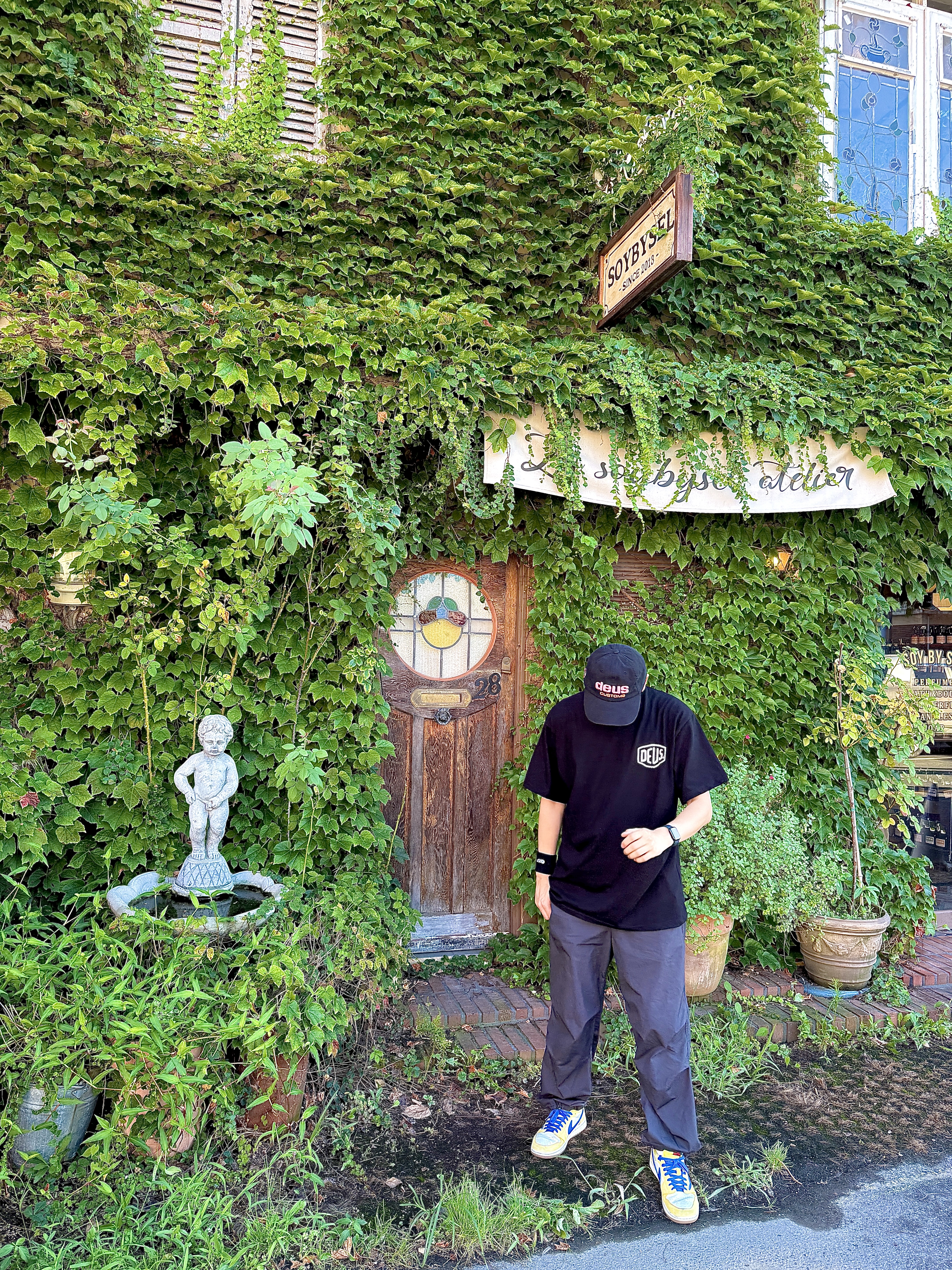 Deus Ex Machina Seoul College T-Shirt Black, Uniqlo C Wide Parachute Pants Black - KR 착용 스타일 - 1