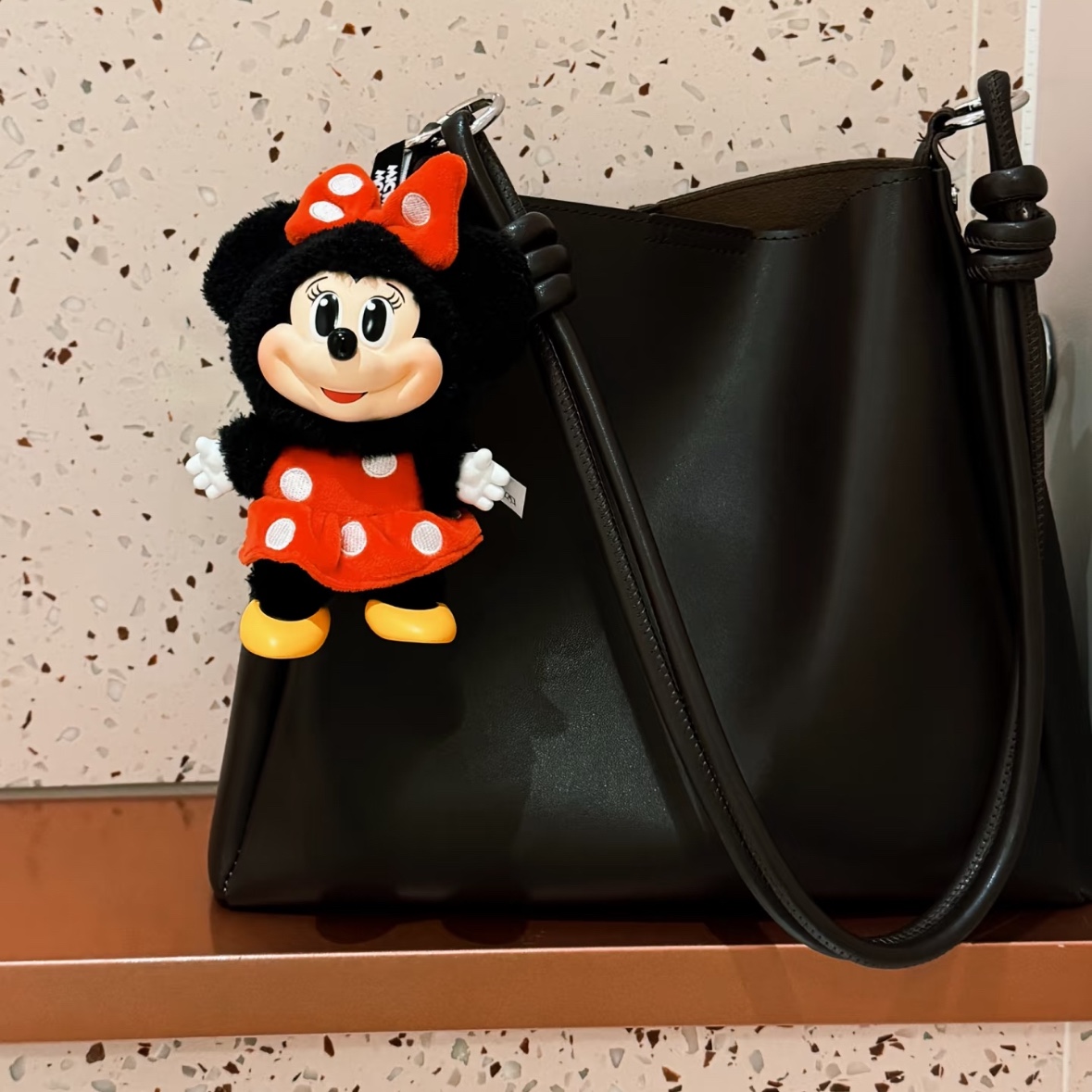 Pop Mart Mickey Family Cute Together Keychain Series Minnie (Opened Case) 착용 스타일