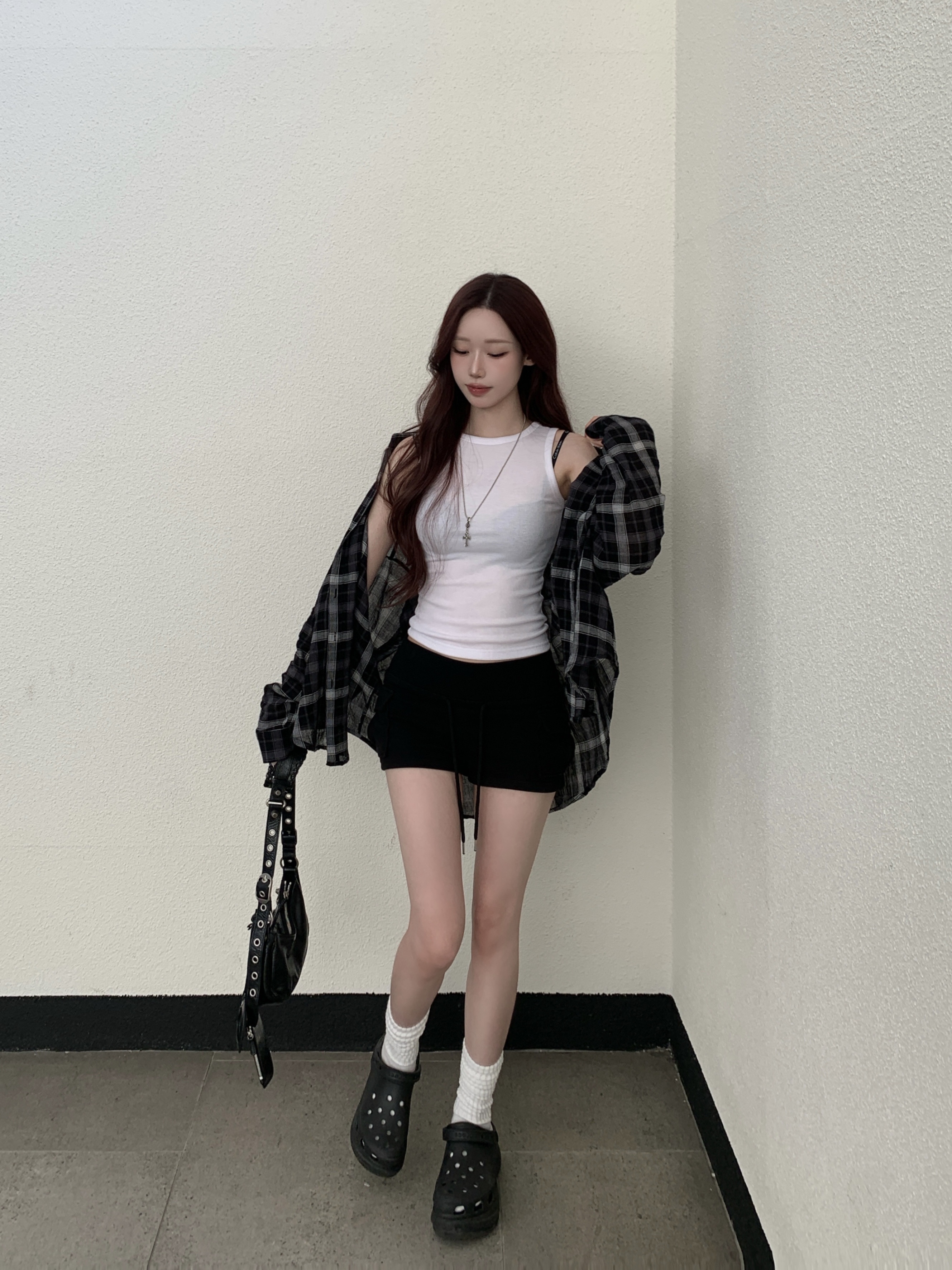 Balenciaga Arena Lambskin Le Cagole XS Shoulder Bag Black, (W) Crocs Classic Bae Clog Black 착용 스타일