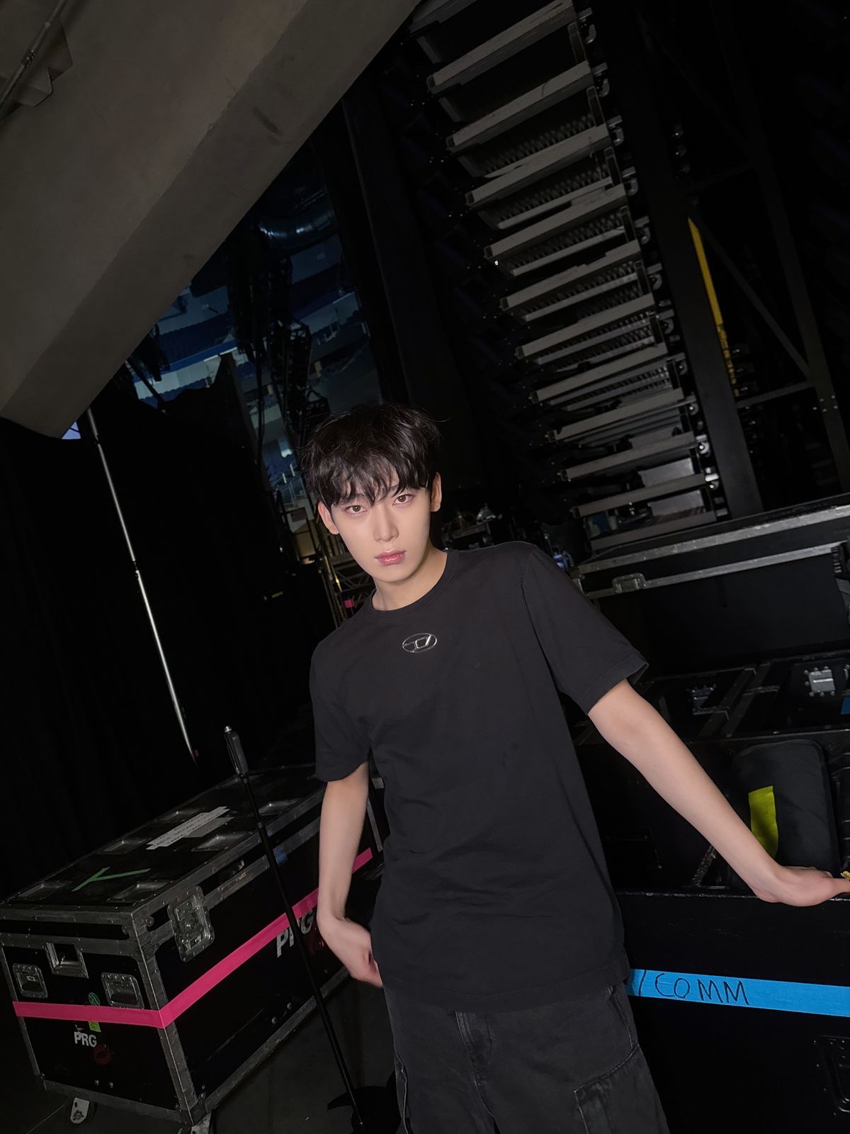 GU x Undercover Denim Convertible Wide Cargo Pants Dark Gray, Diesel T-Adjust-Od T-shirt with Metallic Oval D Black 착용 스타일