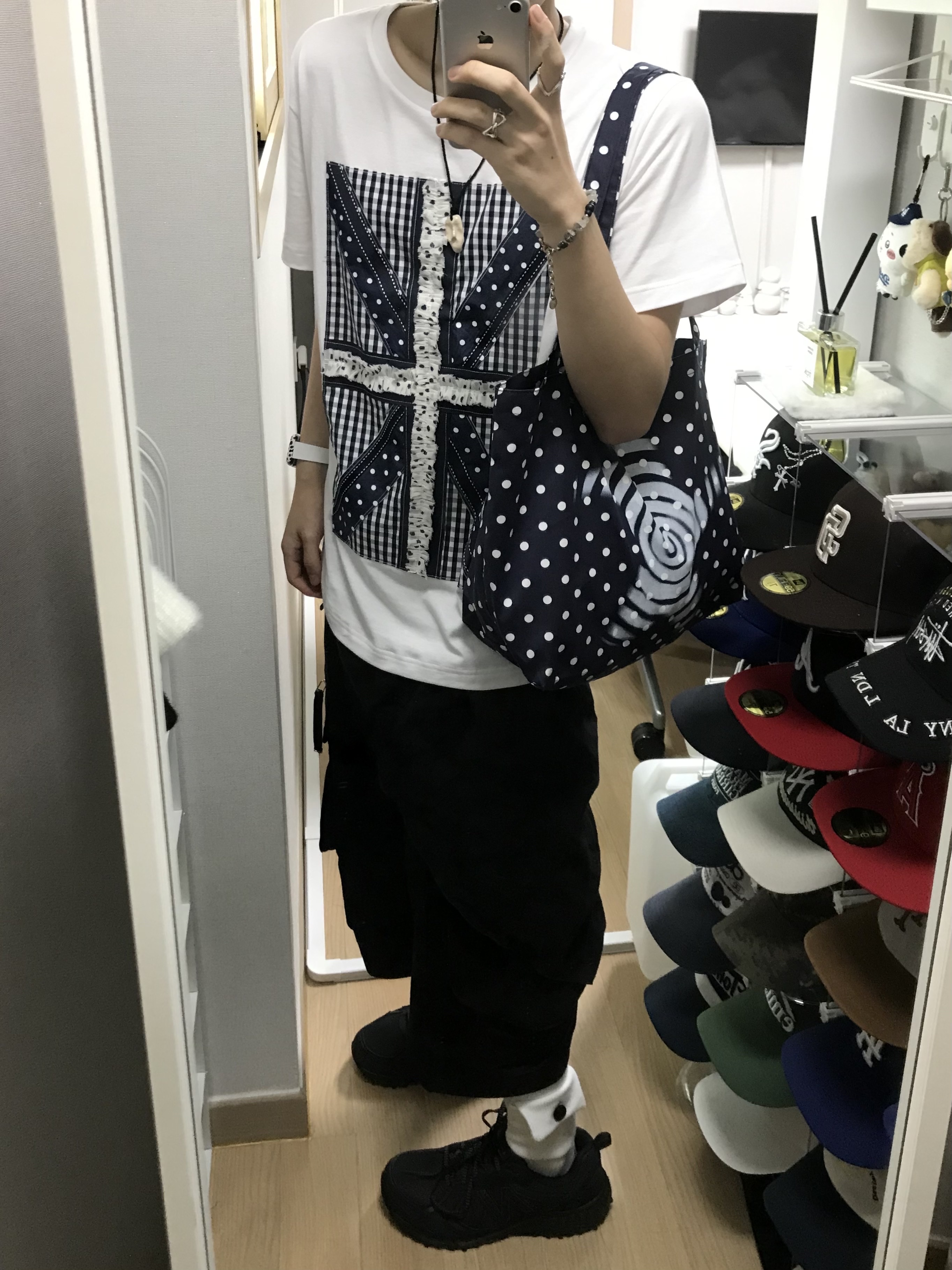 New Balance 410v5 Black - 2E Wide, Ignota Core:12 Cord Cargo Shorts Black 착용 스타일 - 1