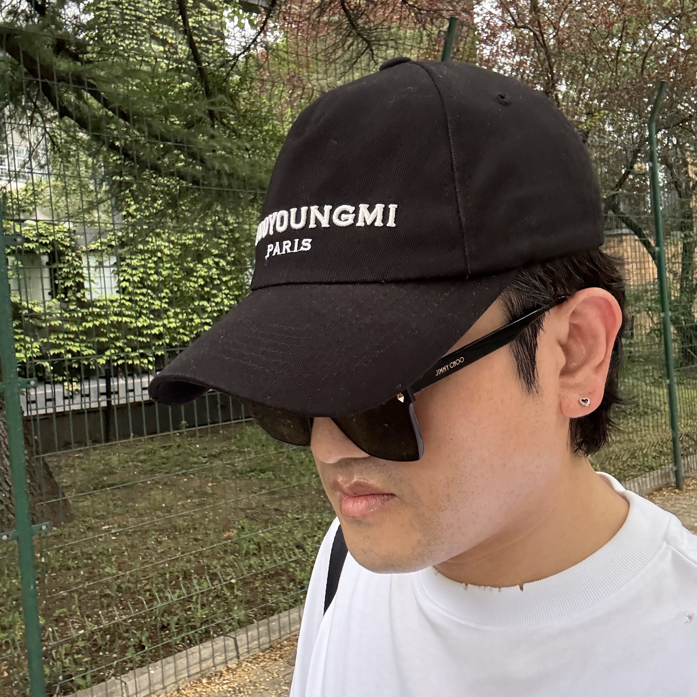 Wooyoungmi White Embroidered Logo Ball Cap Black 착용 스타일