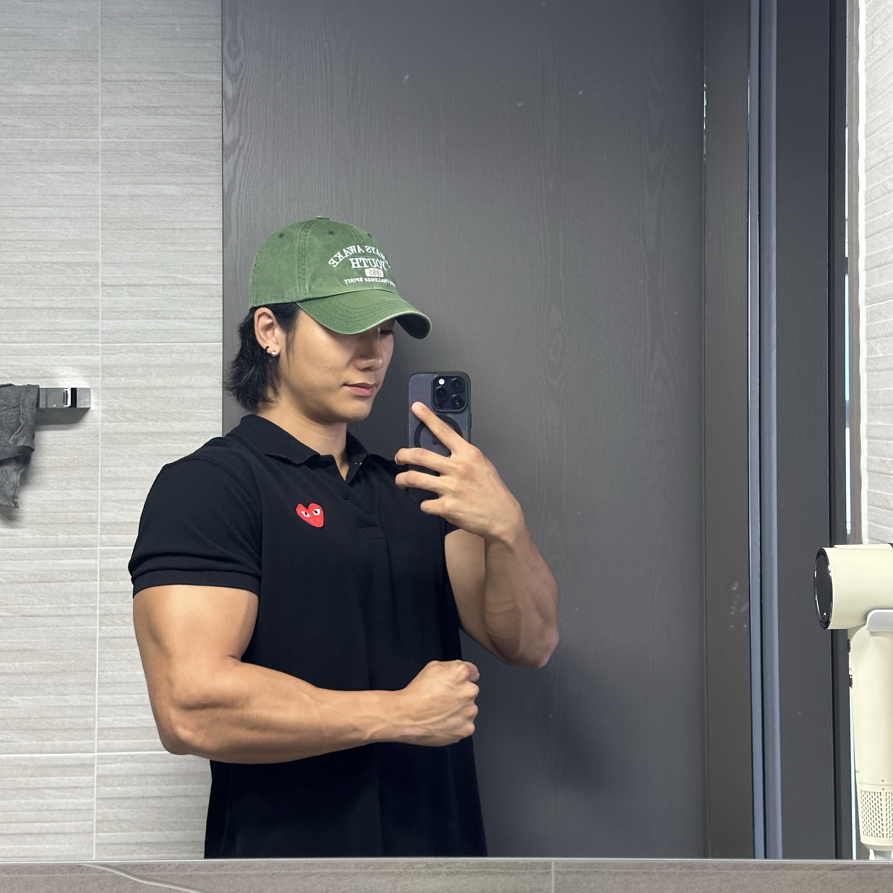Play Comme des Garcons Red Heart Polo Shirt Black 착용 스타일 - 1