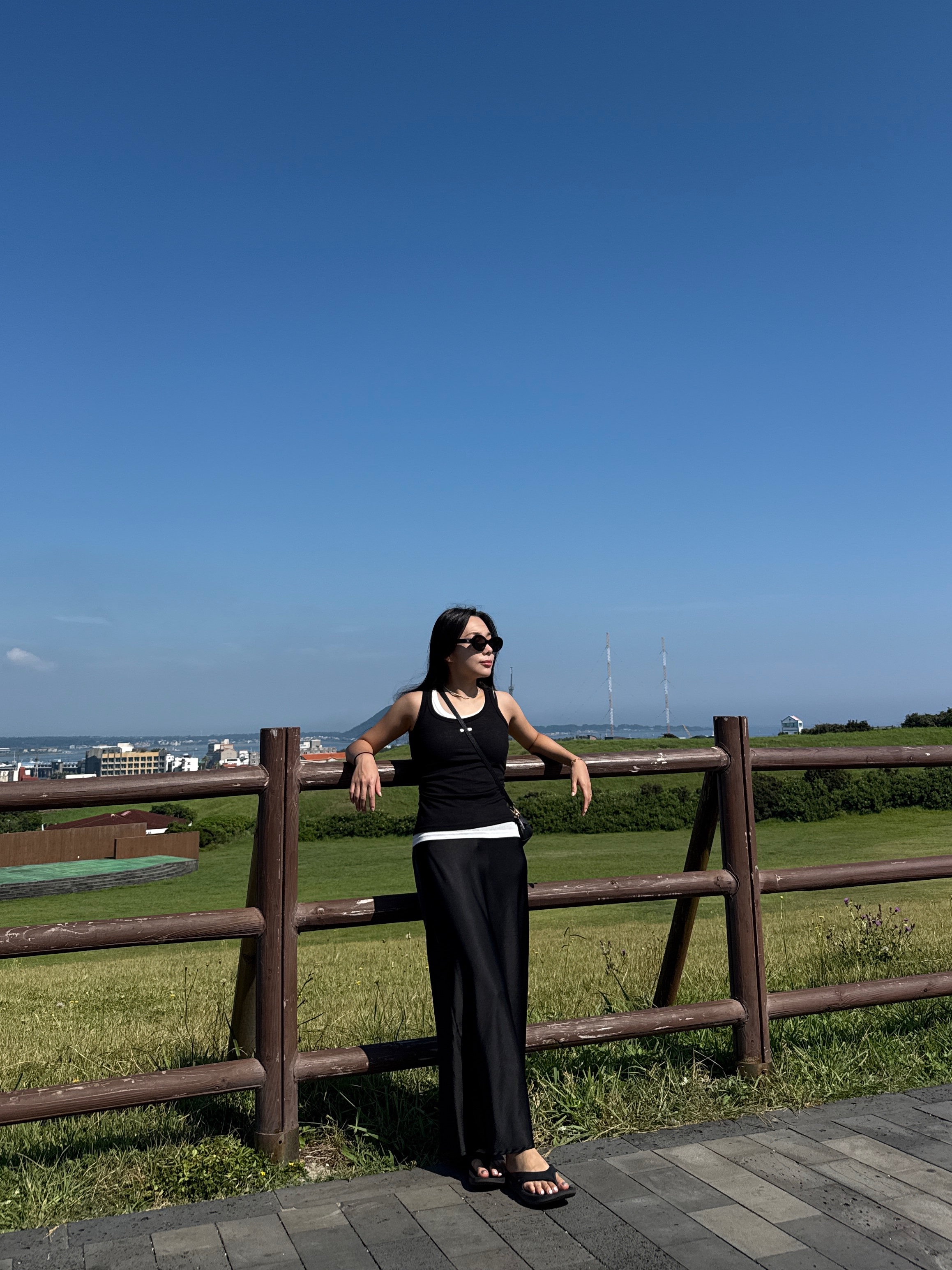 (W) Celine Triomphe 01 Sunglasses in Acetate Black 착용 스타일 - 3