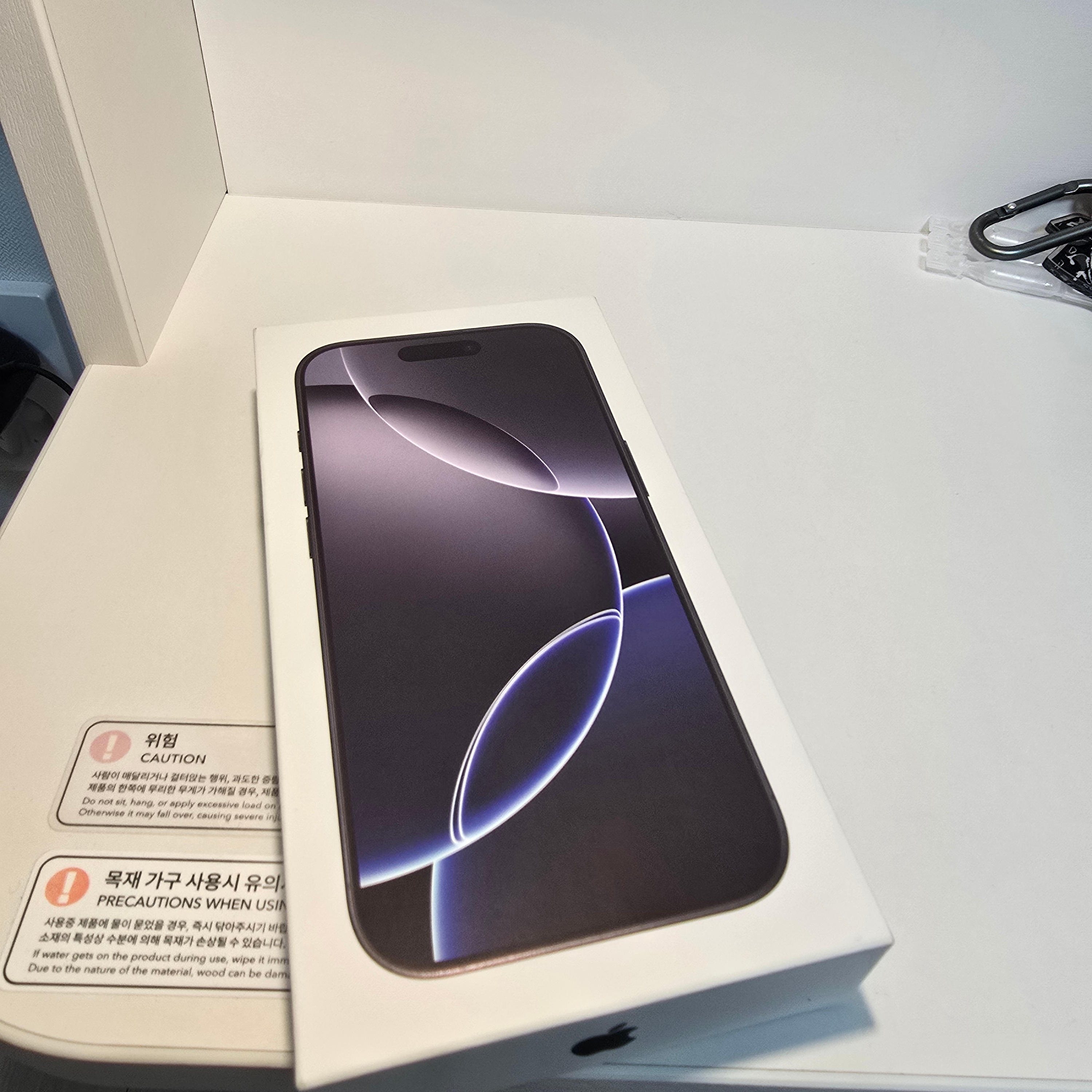 Apple iPhone 16 Pro 256GB Black Titanium (Korean Ver.) 착용 스타일 - 2