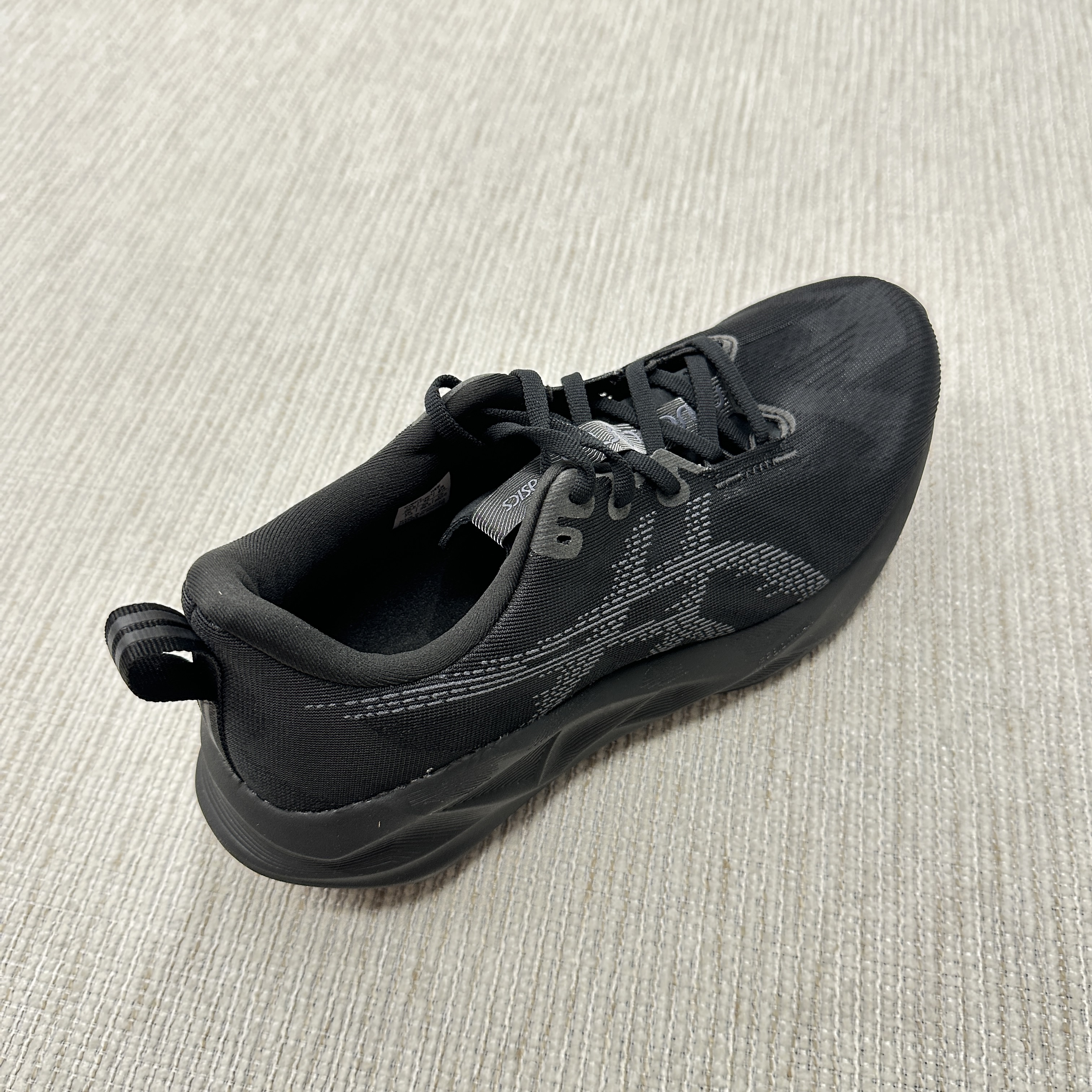 Asics Novablast 5 Black Carrier Grey - 2E Wide 착용 스타일 - 2