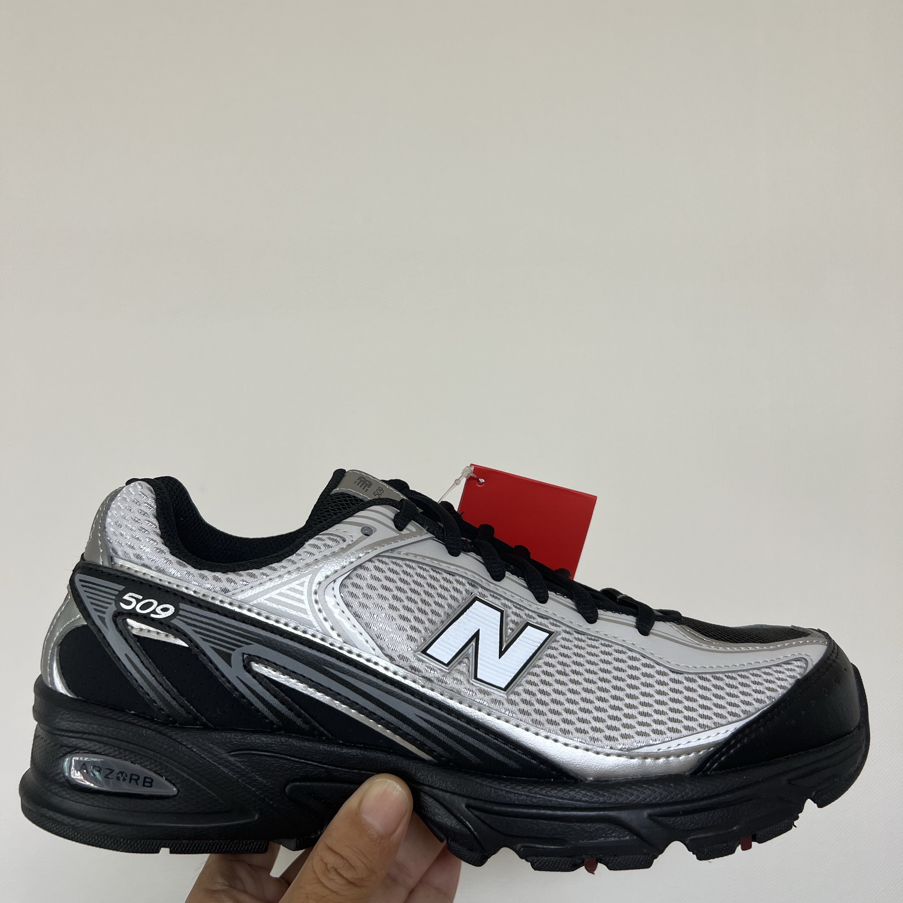 New Balance 509 Black Gray 착용 스타일 - 1