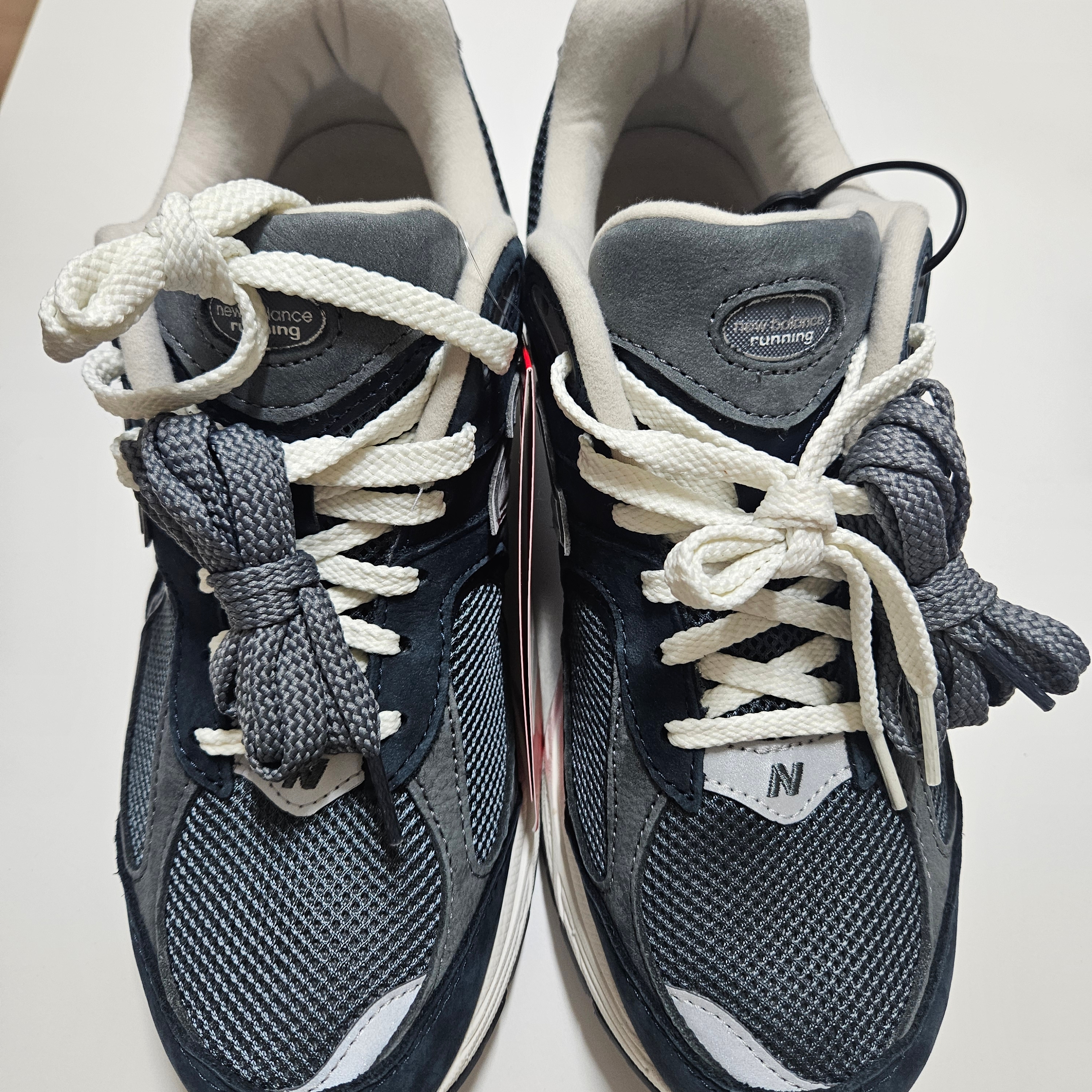 New Balance 2002R Premium Vintage Navy Grey 착용 스타일