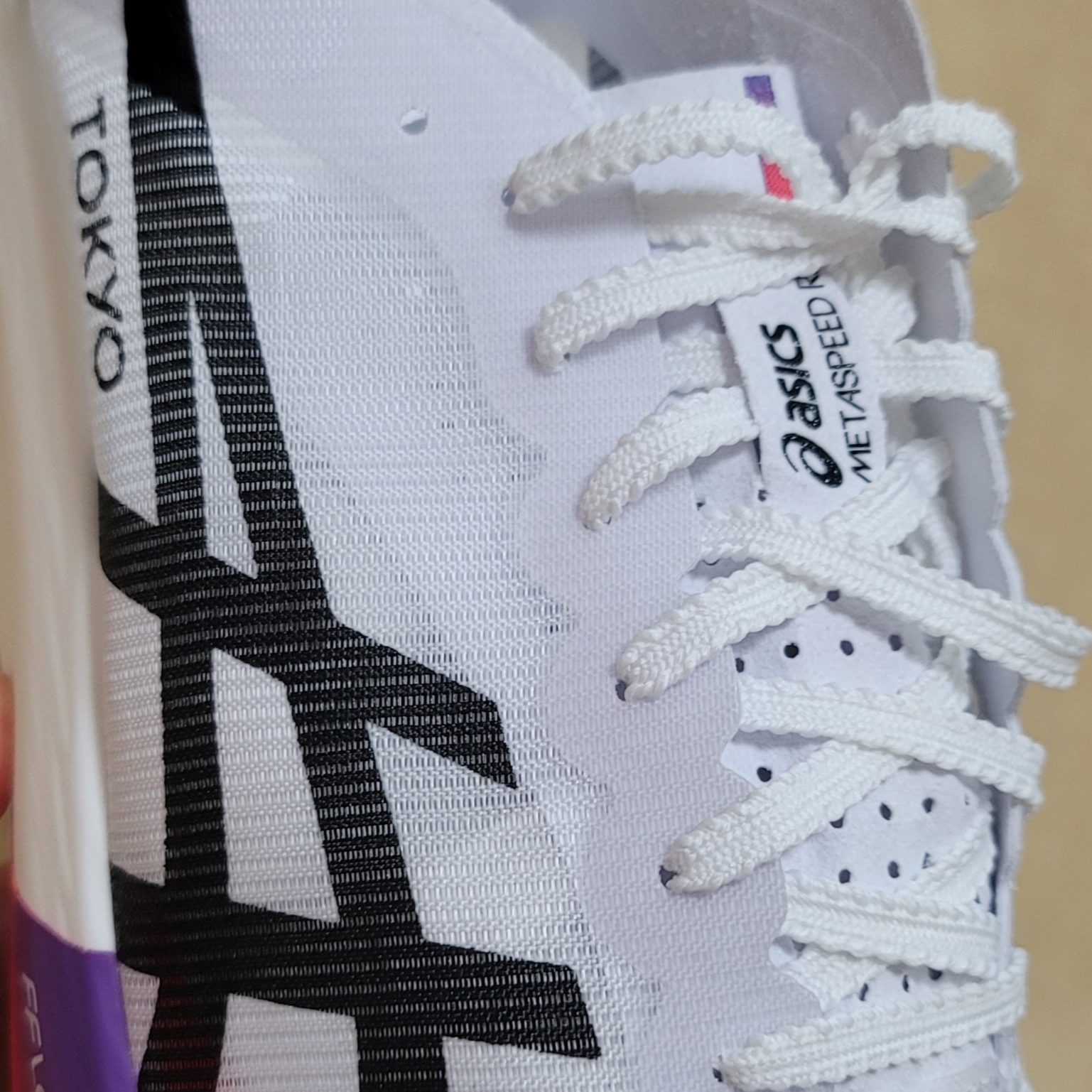 Asics Metaspeed Ray Tokyo White Flash Red 착용 스타일