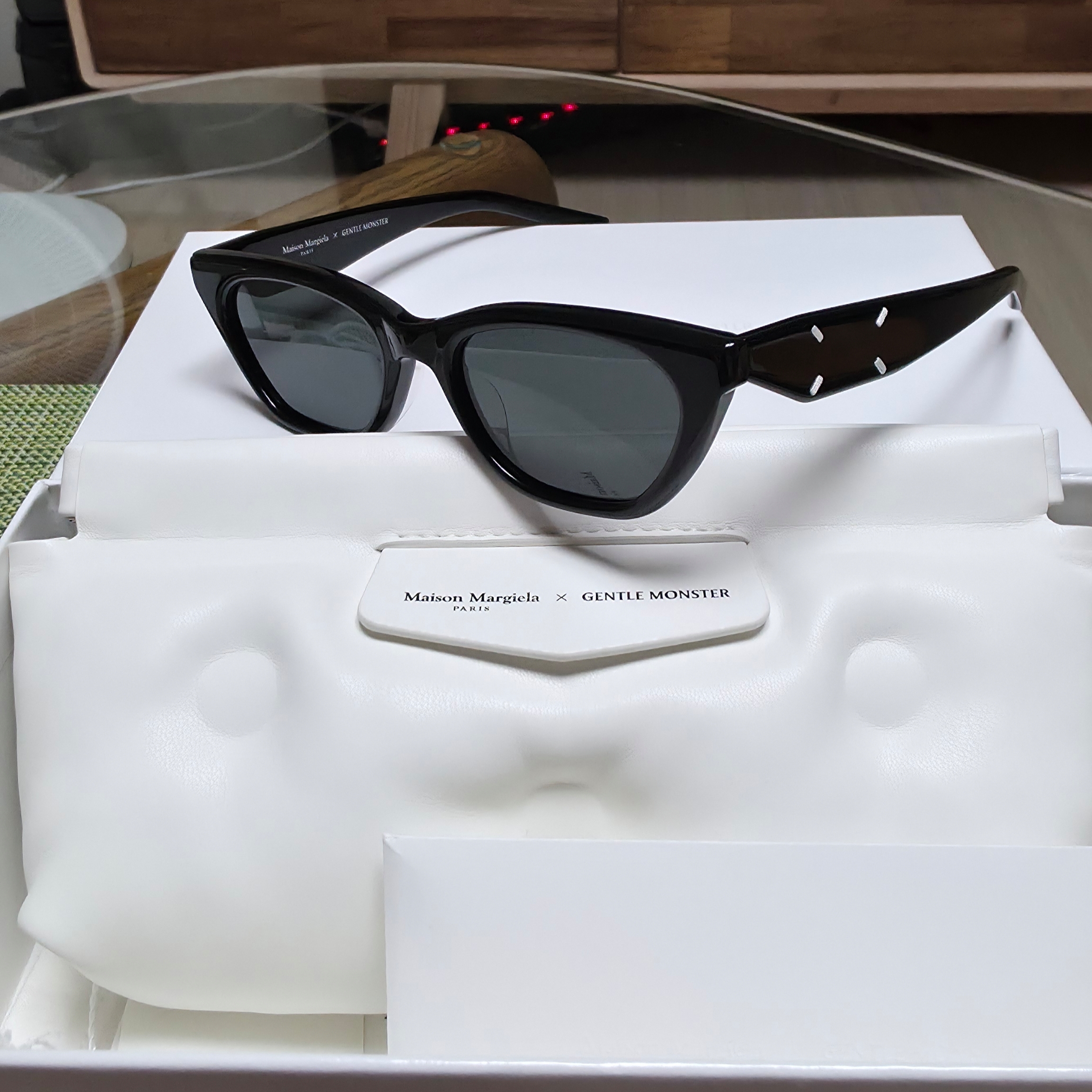 Gentle Monster x Maison Margiela MM208 Black Gray 착용 스타일