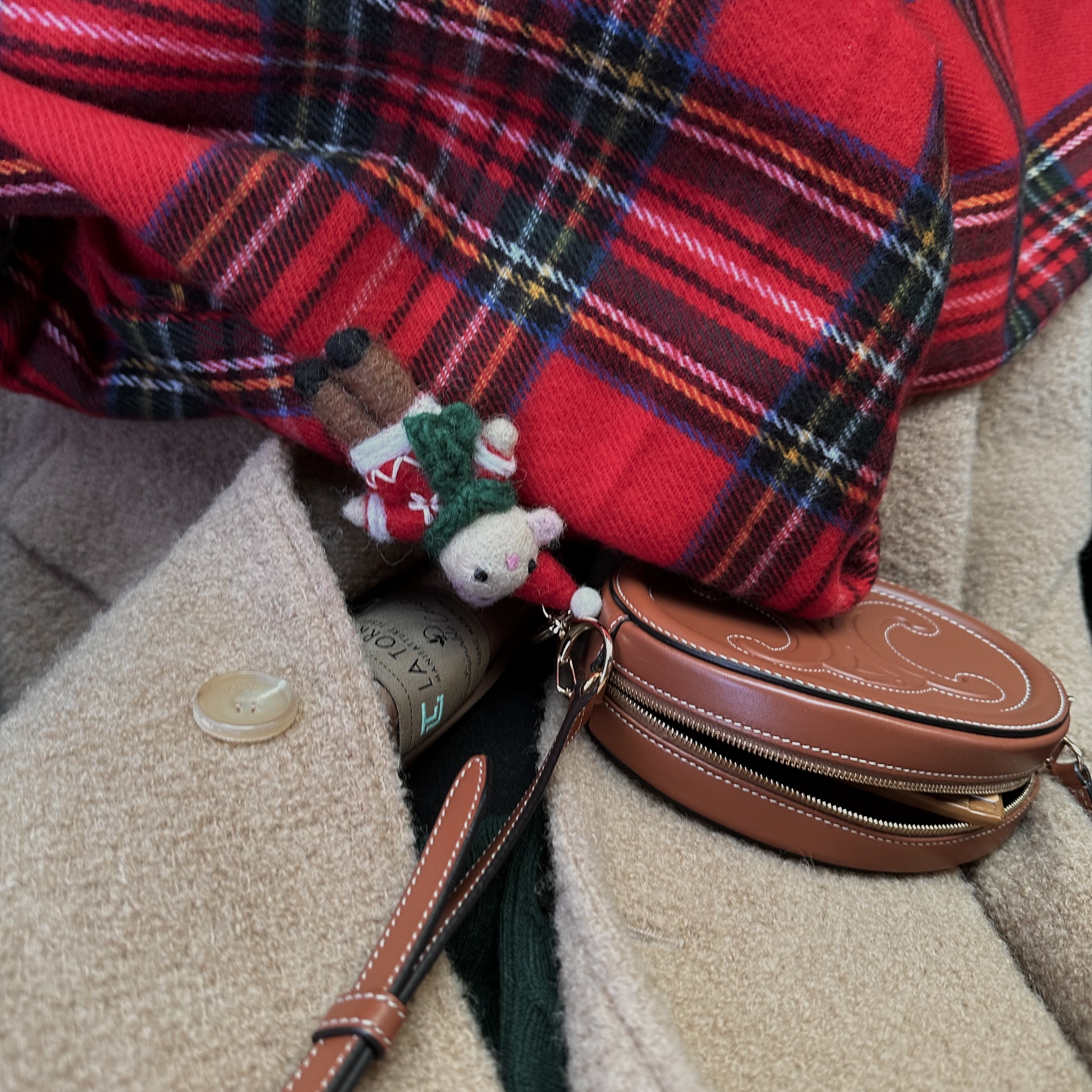 Celine Oval Bag Cuir Triomphe in Smooth Calfskin Tan 착용 스타일