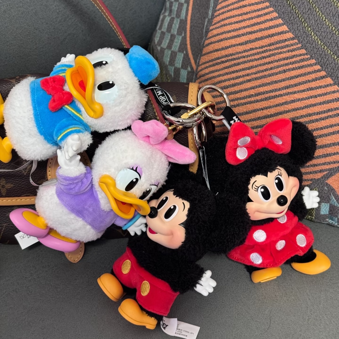 Pop Mart Mickey Family Cute Together Keychain Series Minnie (Opened Case), Pop Mart Mickey Family Cute Together Keychain Series Sealed Case (1 Blind Box) 착용 스타일