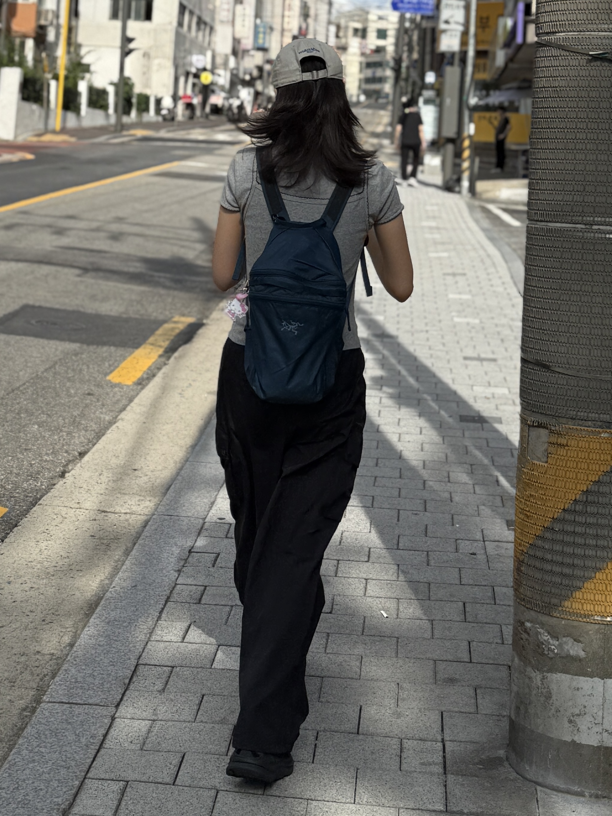 Hoka Bondi 9 Black - Wide, Arc'teryx Heliad 15 Backpack Nightscape 착용 스타일 - 4