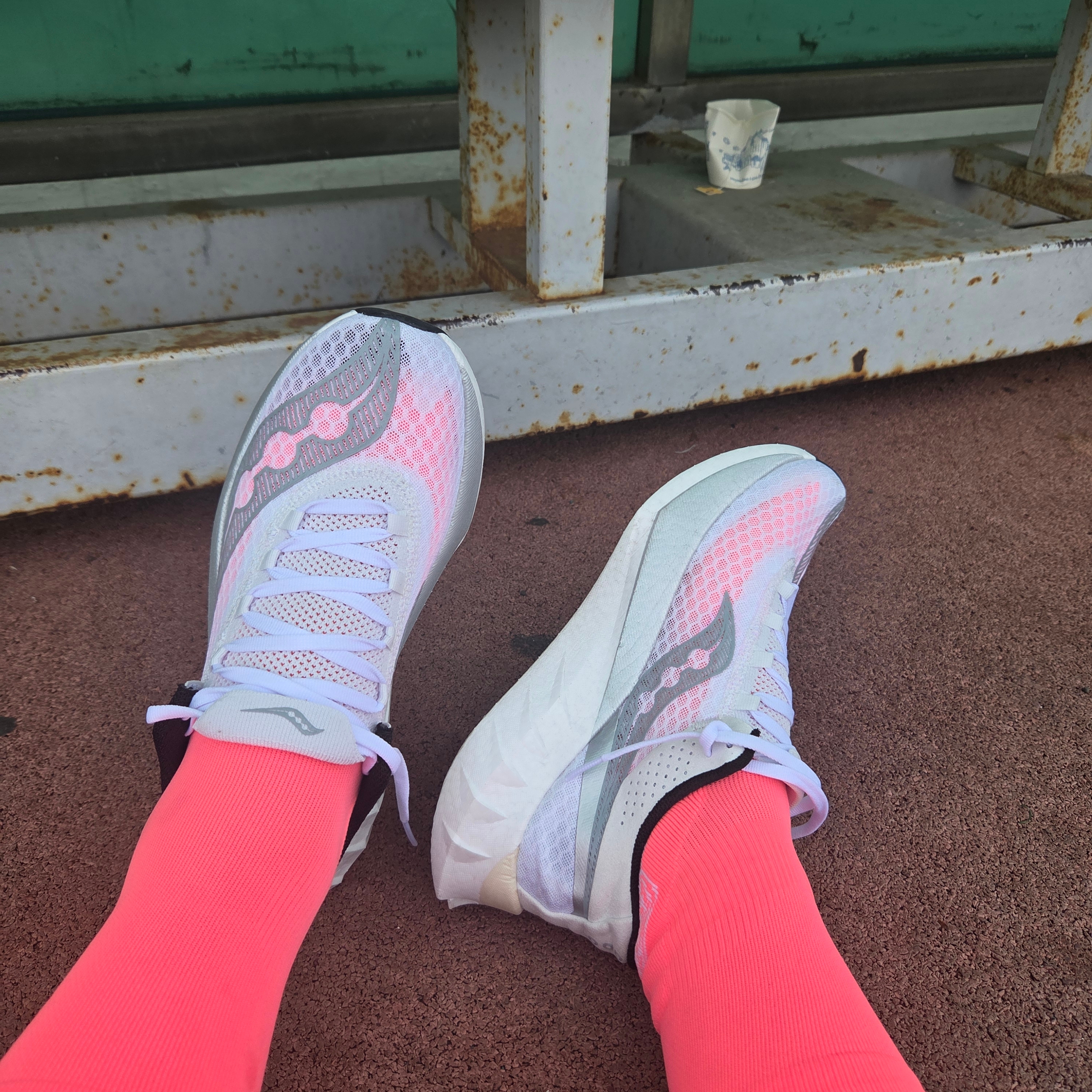 Saucony Endorphin Pro 4 White Silver 착용 스타일