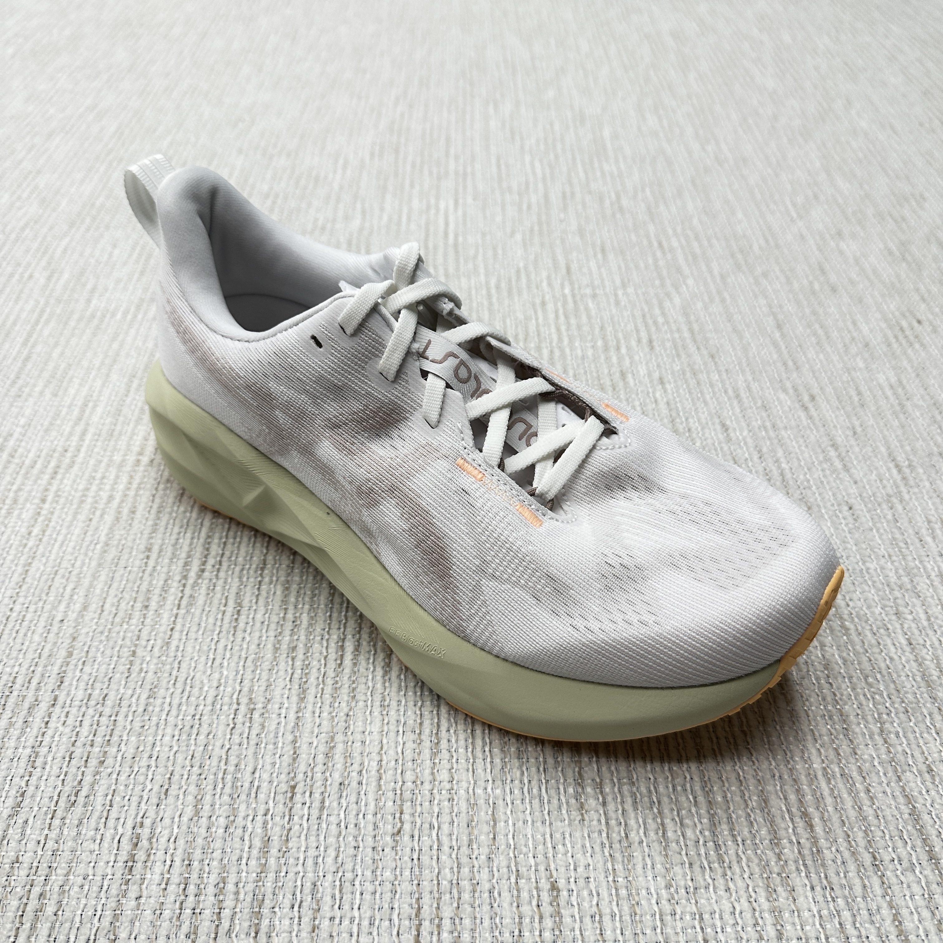 Asics Novablast 5 White Fawn - 2E Wide 착용 스타일 - 1