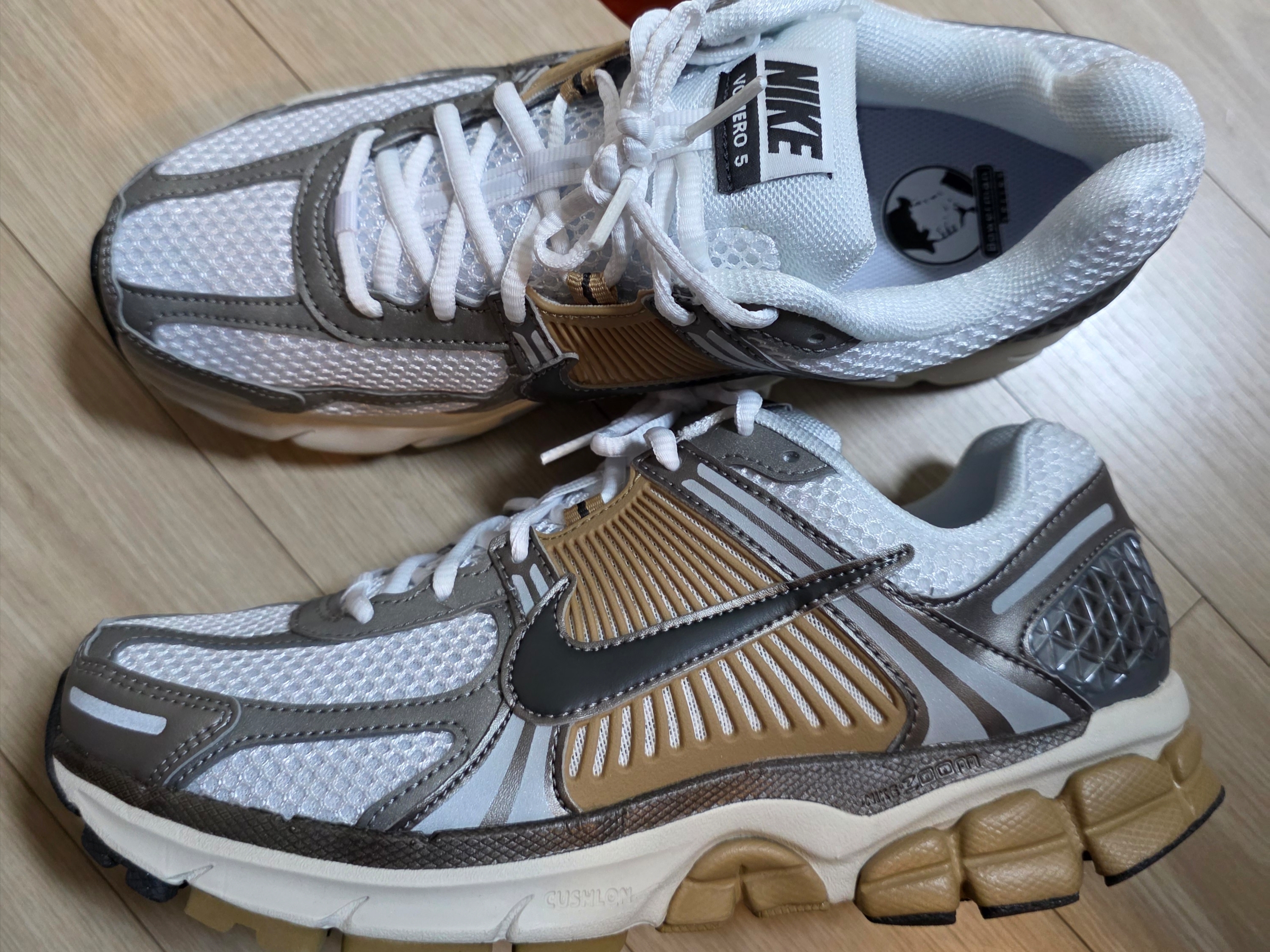 Nike Zoom Vomero 5 Metallic Pewter Parachute Beige 착용 스타일
