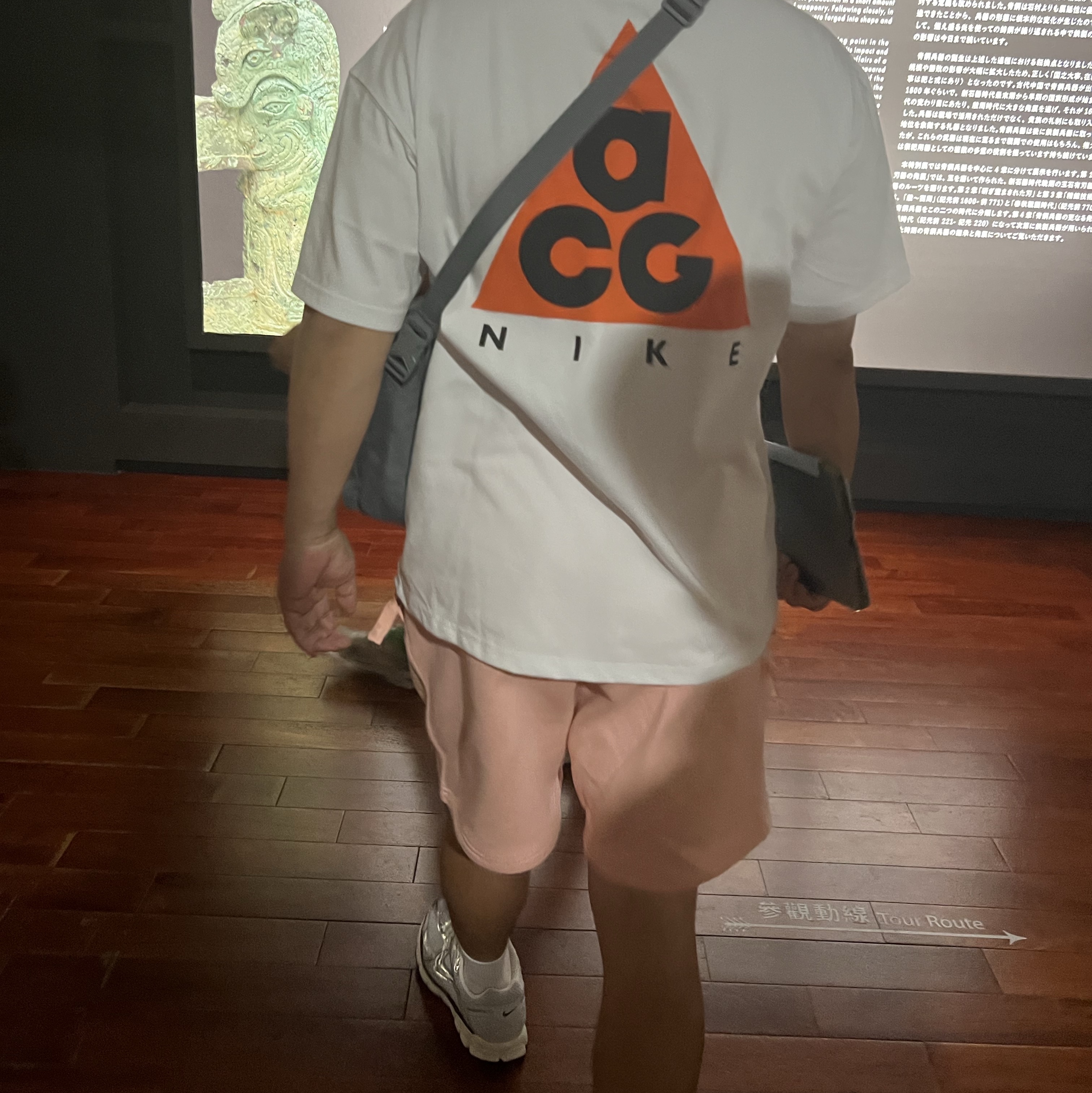 Nike Zoom Vomero 5 Photon Dust Gridiron, Nike NRG Solo Swoosh Fleece Shorts Bleached Coral - Asia 착용 스타일