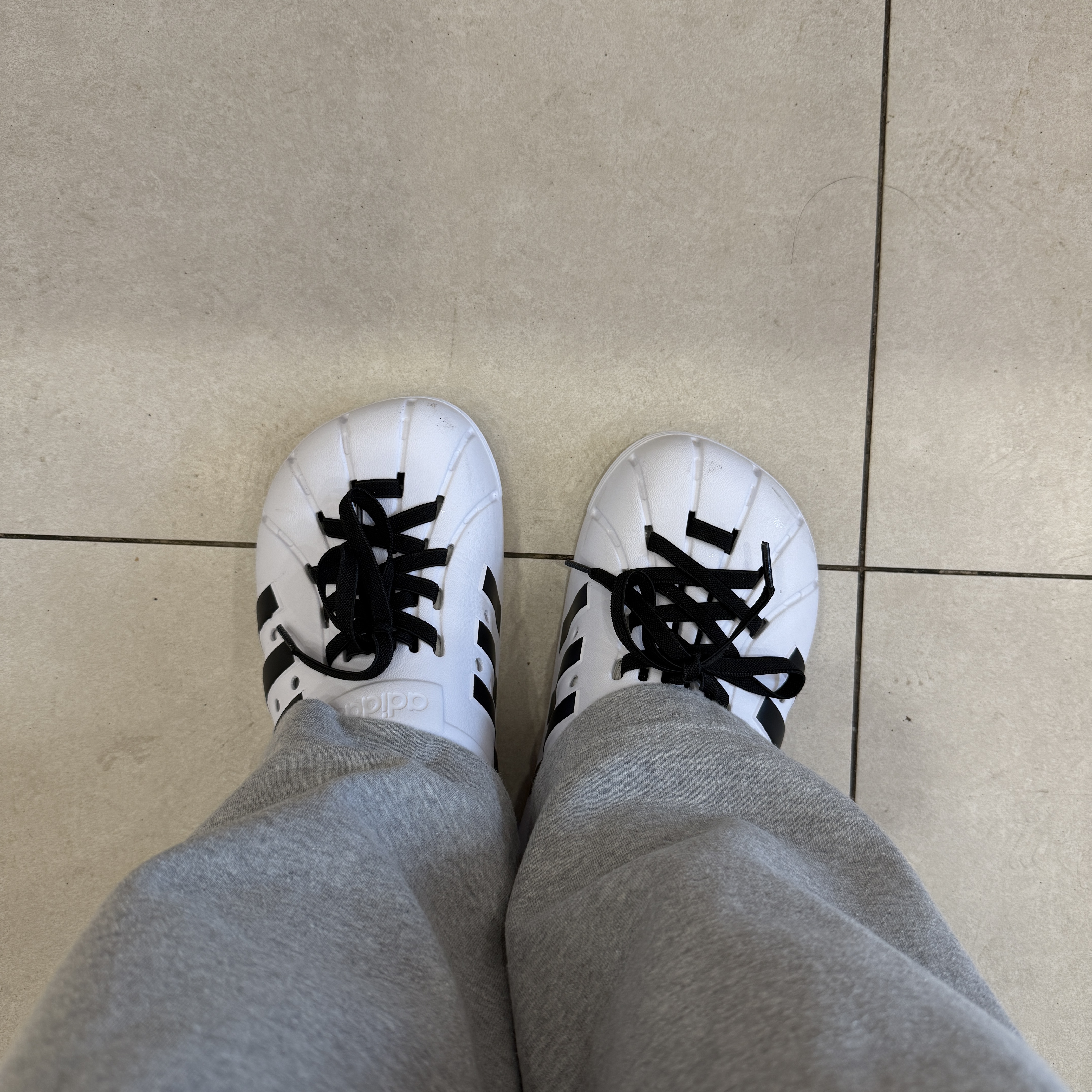 Adidas Adilette Clog White Black 착용 스타일
