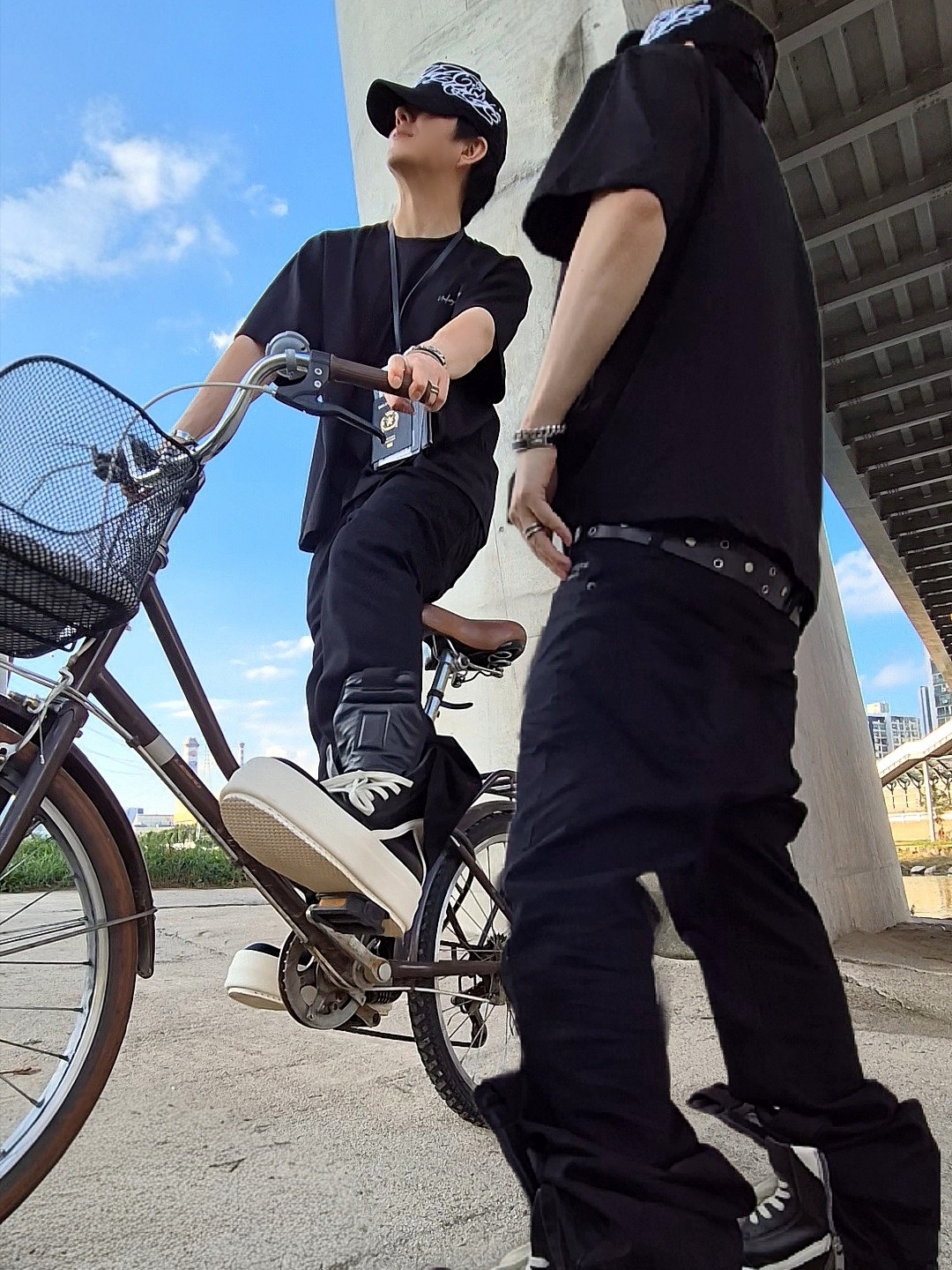 Undermycar Mu.103 Anti Fxxking Logo Play Wide Crop T-Shirts Black, Undermycar Mu.30 Anti Fxxking Logo Play Stretch Flare Black Jeans 착용 스타일 - 2