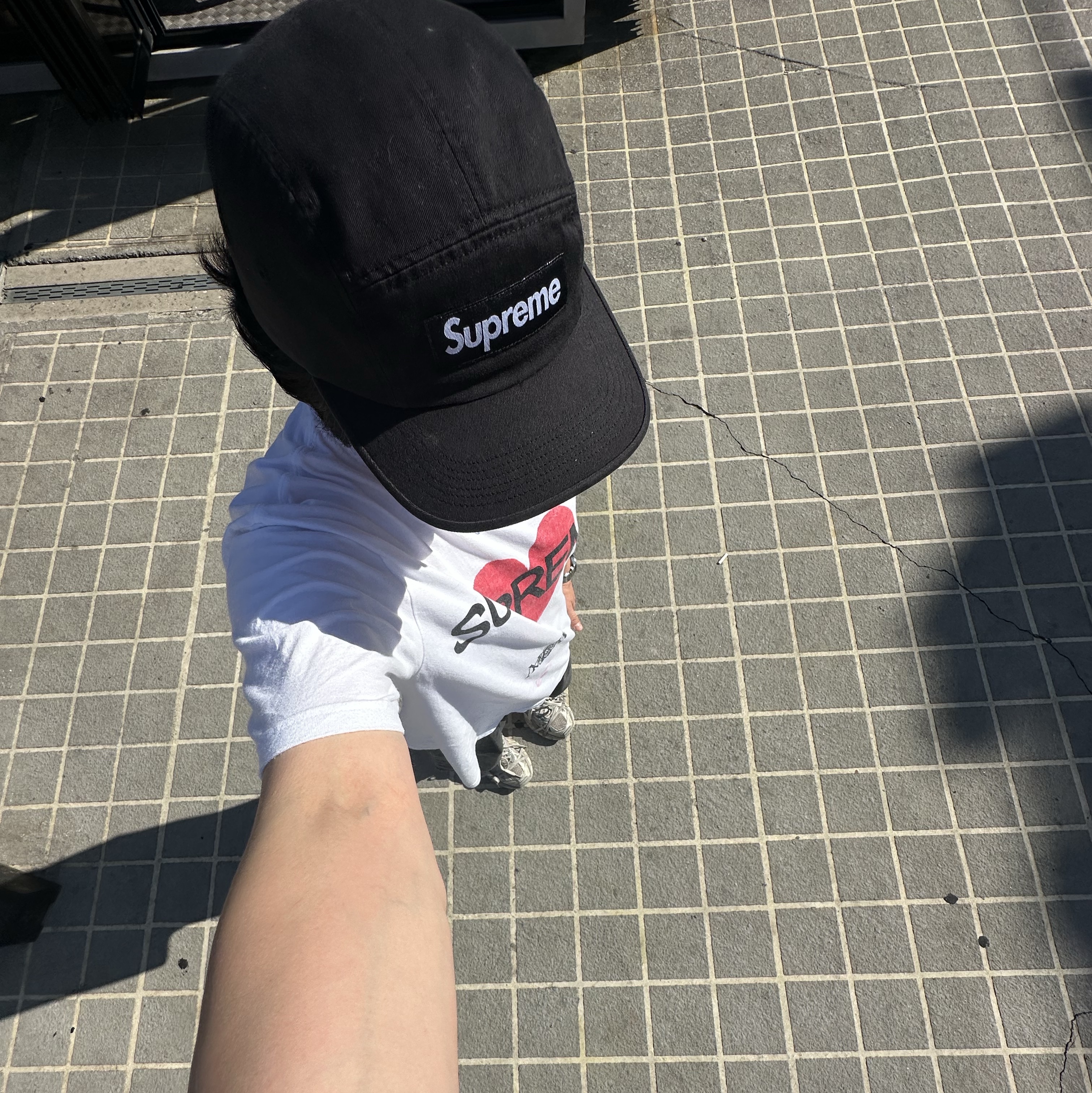 Supreme Announcing T-Shirt White - 25SS, Balenciaga 3XL Sneakers Light Beige 착용 스타일