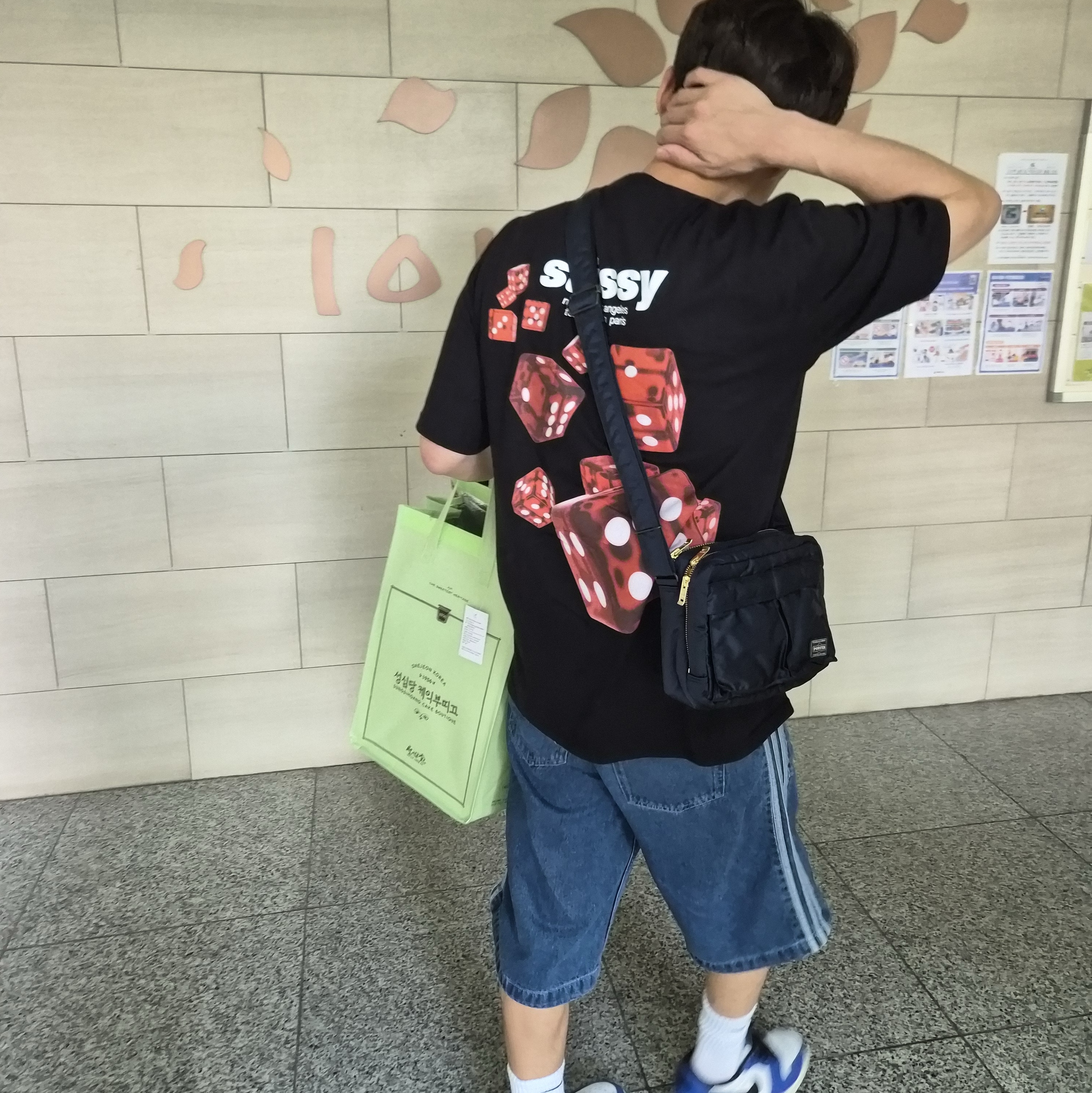 Stussy Rollers T-Shirt Black 착용 스타일