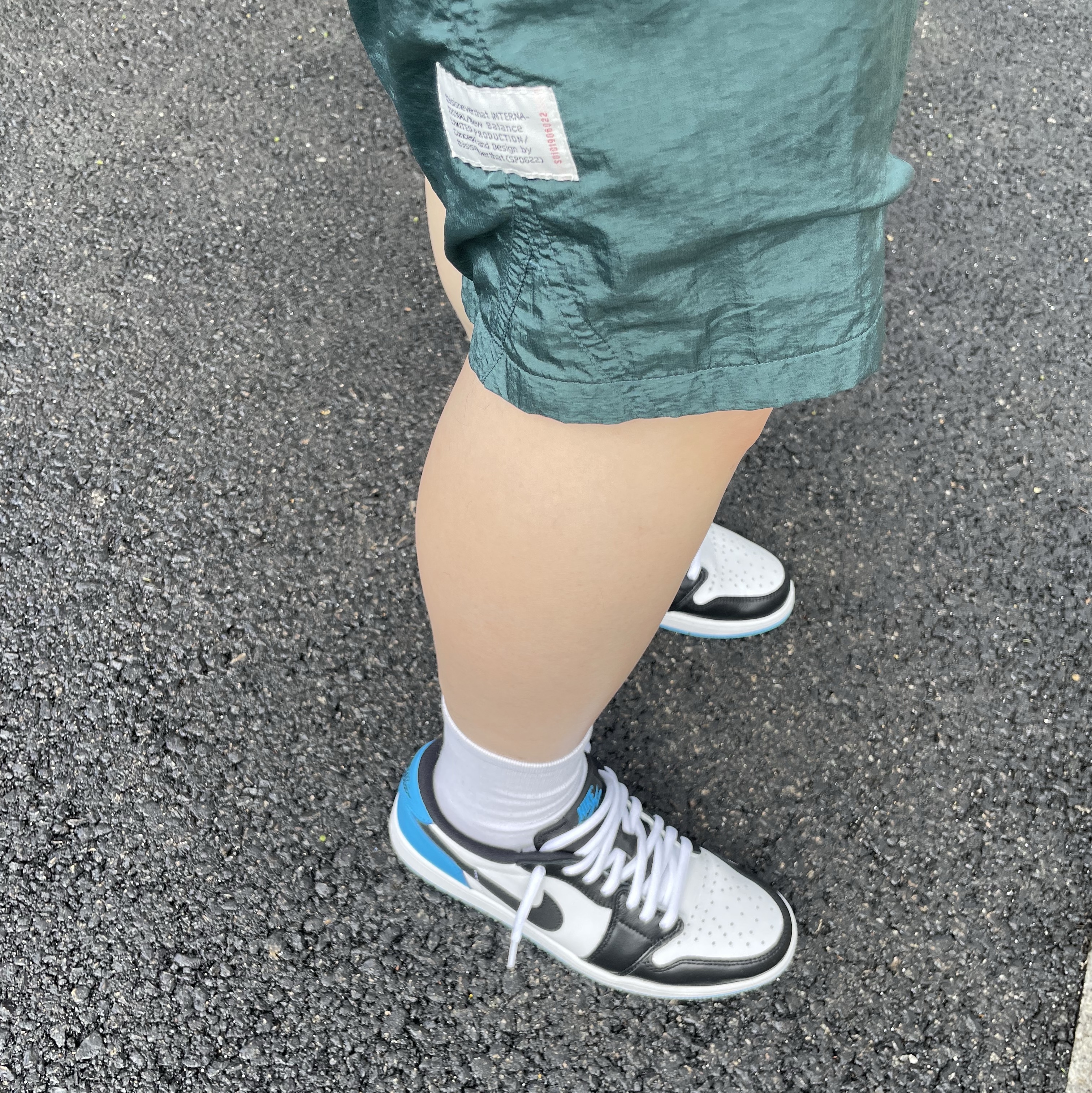 Jordan 1 Retro Low OG Black and Dark Powder Blue 착용 스타일 - 1