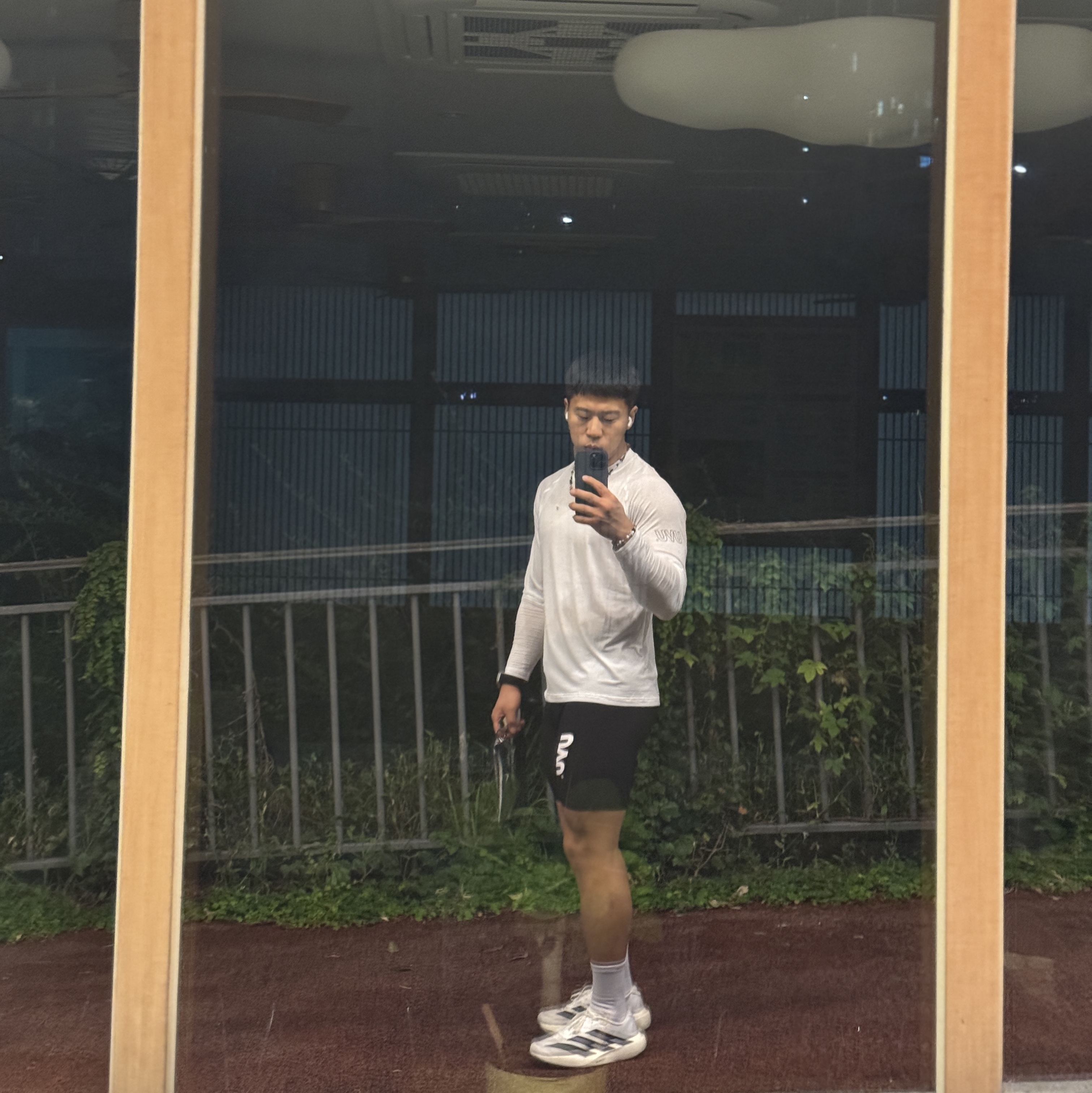 UVU L/S Running Top White, UVU Half Tight 2.0 Black 착용 스타일 - 2